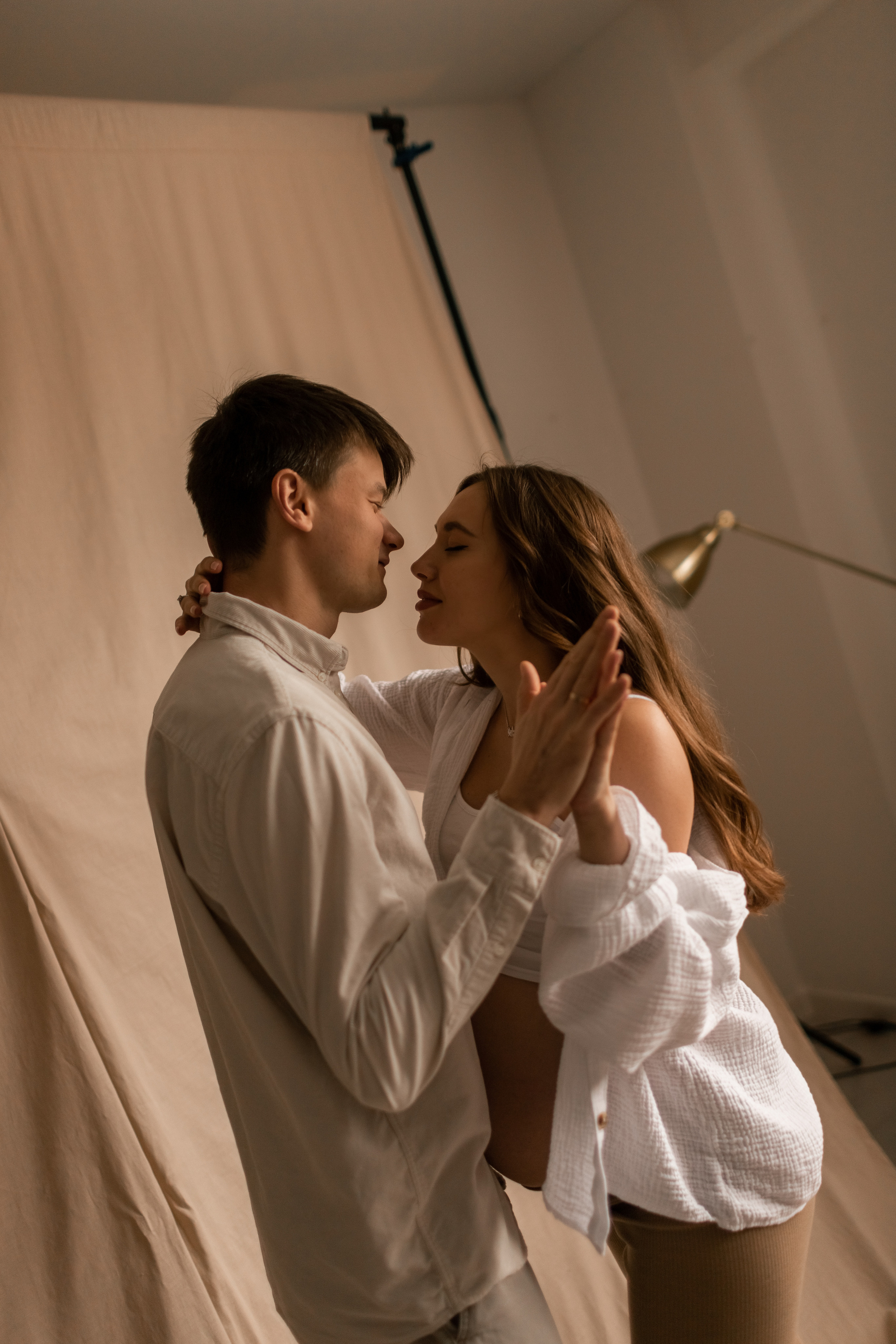 Юрий и Анастасия в трепетном ожидании. Фотограф про любовь в городе Москва