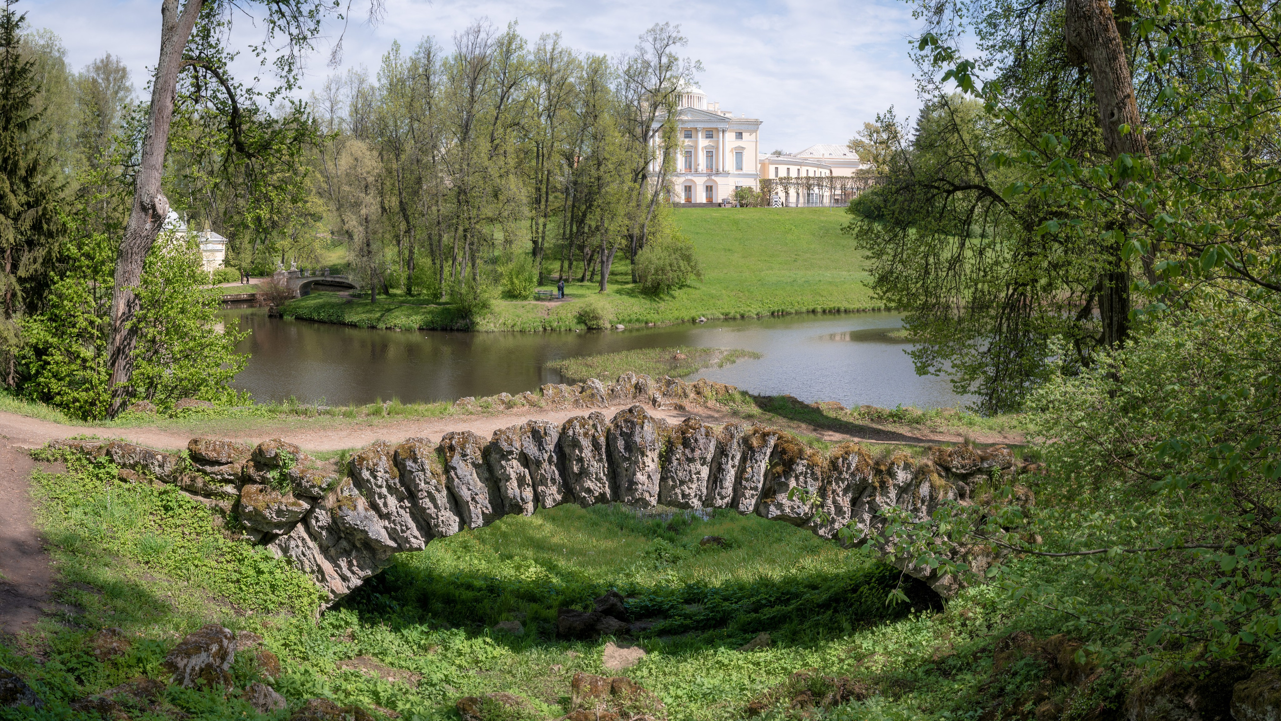Павловский парк: Каменный мост и дворец.