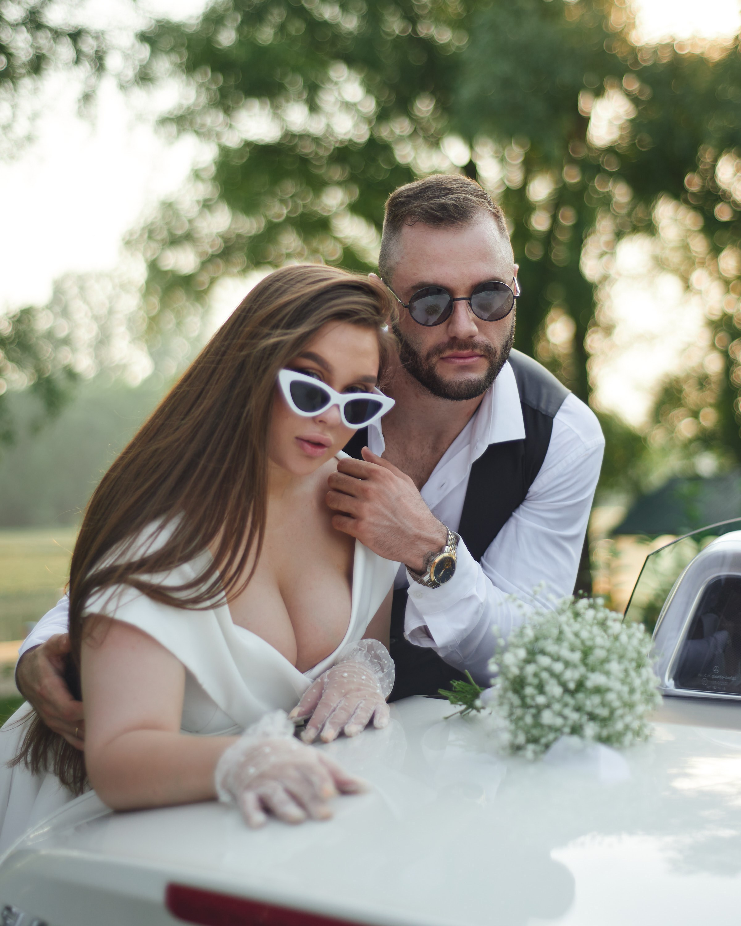 Свадебная фотосессия на улице с кабриолетом