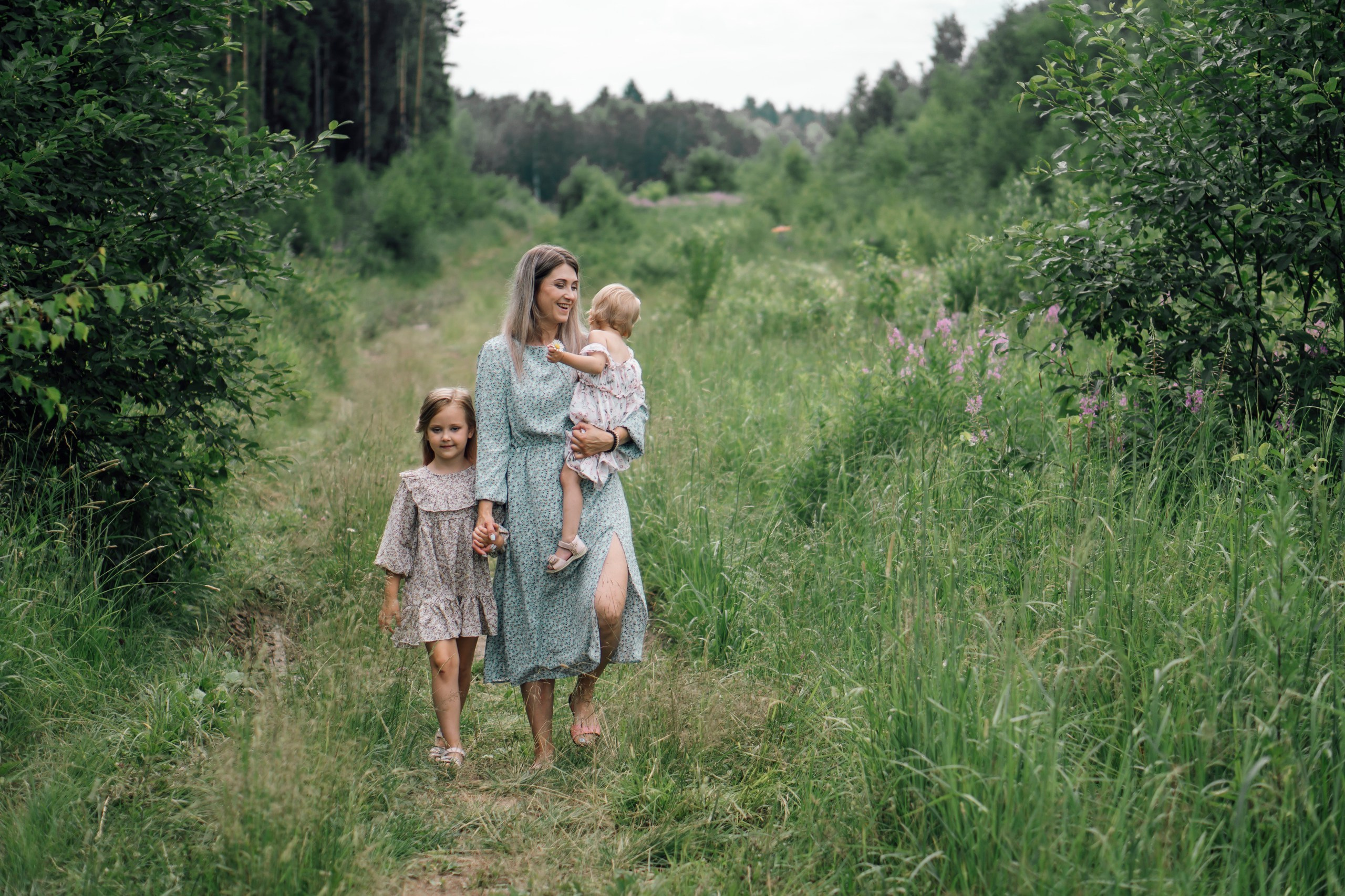 Семейная фотоссесия на природе. Свадебный фотограф в Дмитрове