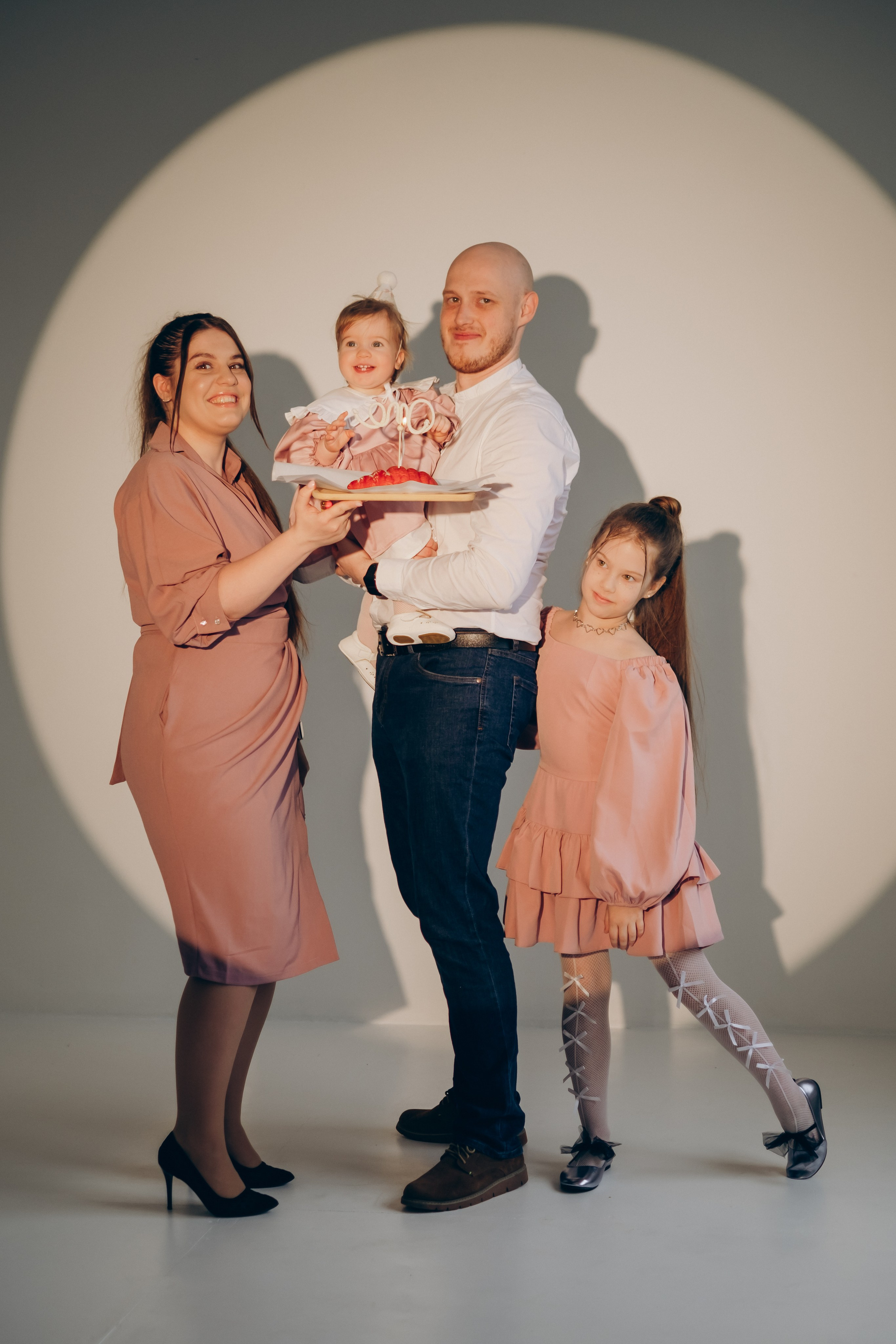 Фотосессия «День рождения» в минималистичной студии. Фотограф Новосибирск Анна Рождественская