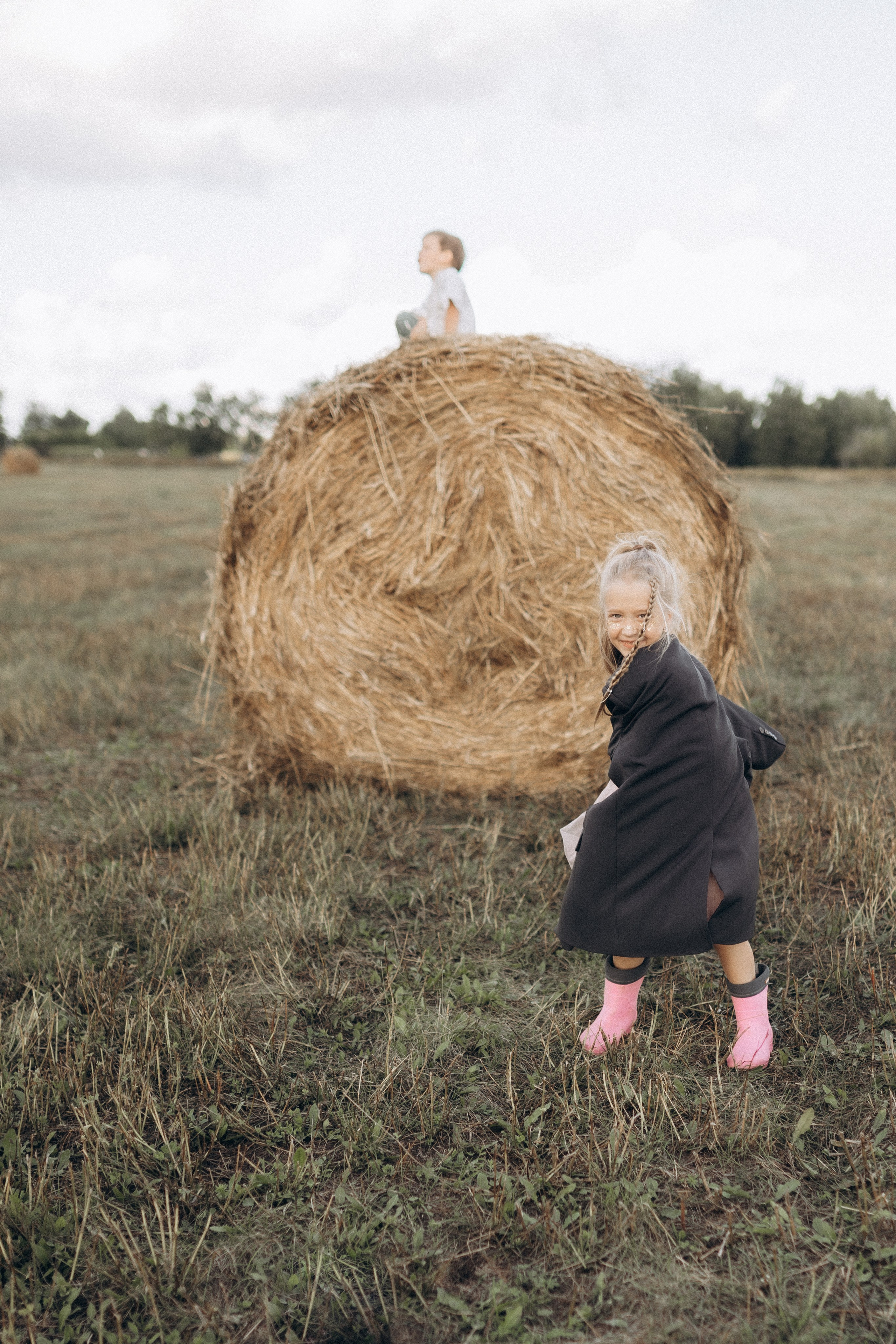Вика и Миша на сене. Семейный фотограф lifestyle в Новосибирске Елена Шпилевая