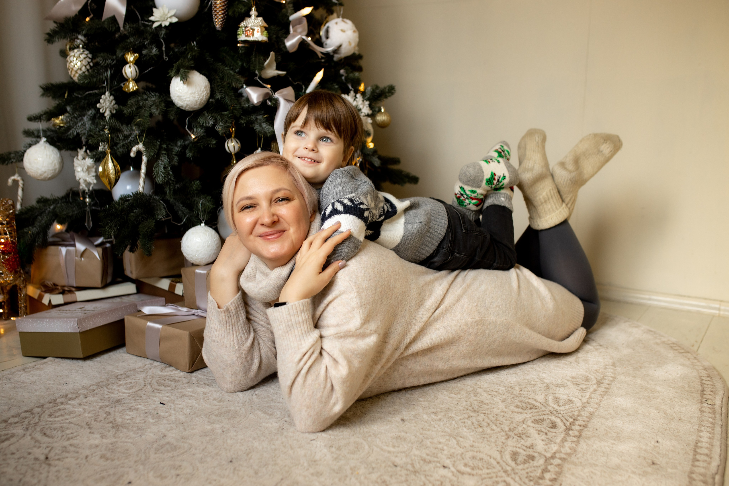 новгодняя фотосессия в Купавне, милая семейная фотографи у ёлки, загородом, отдых на новый год