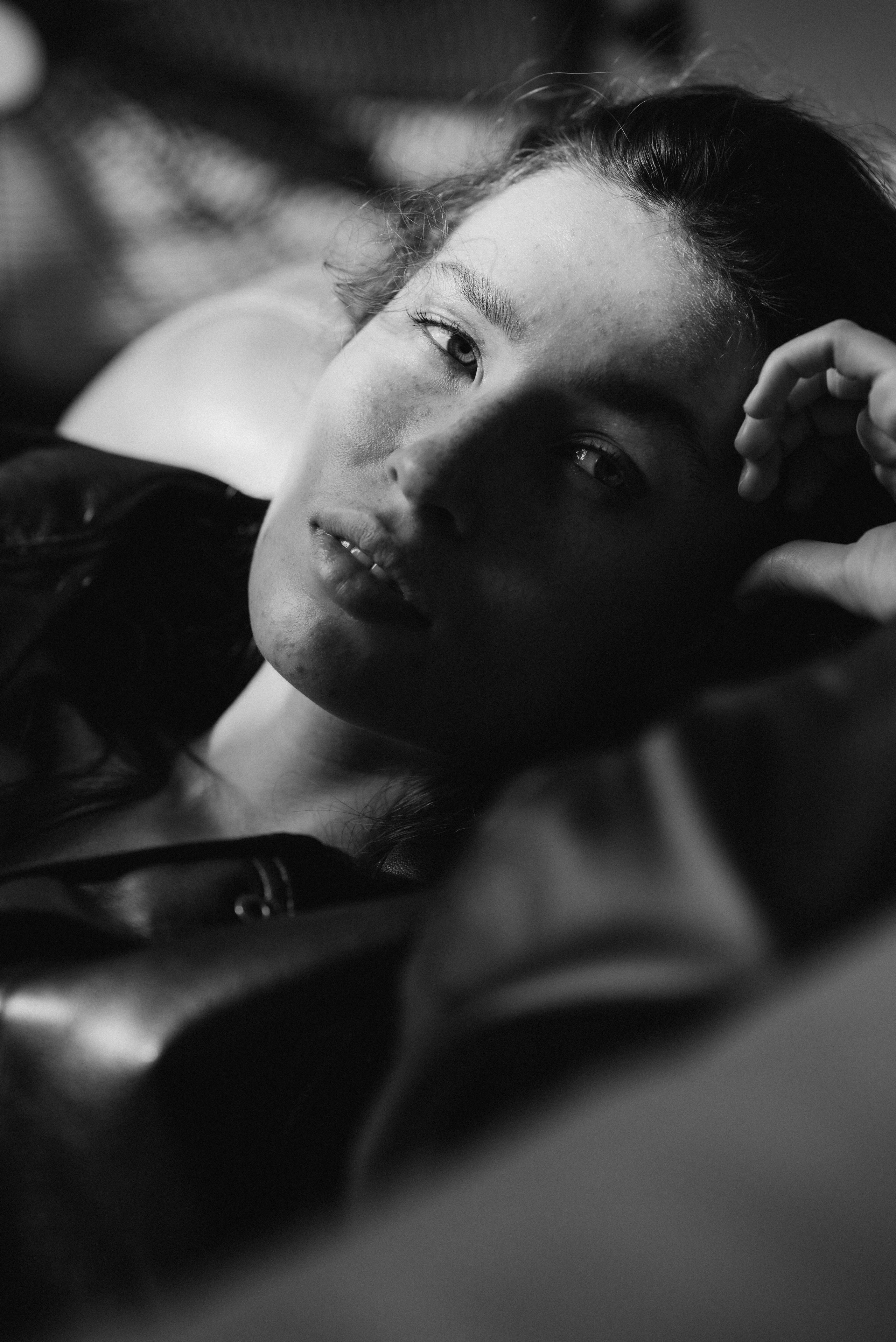 фотосессия девушки москва — лежит на диване и придерживает голову рукой