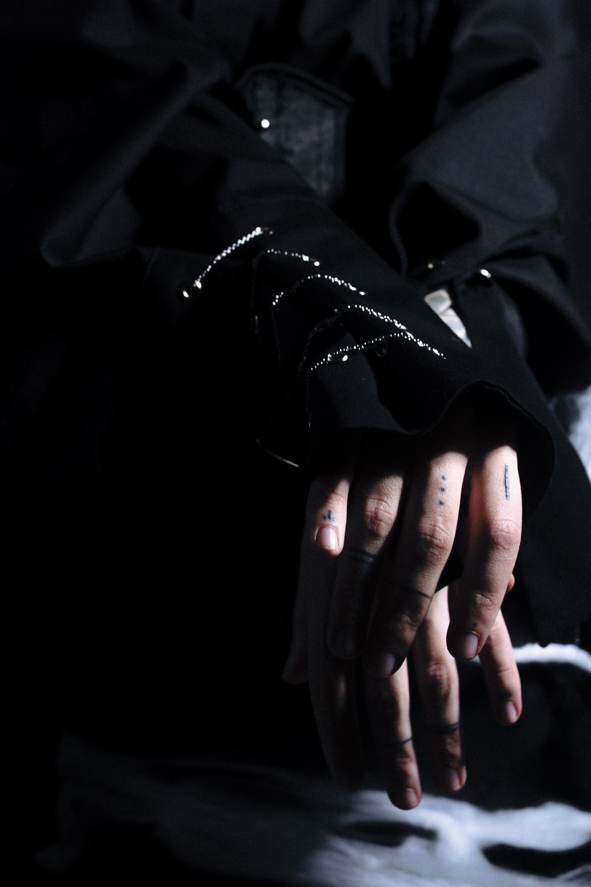 Концептуальная фэшн-съемка «Черная вдова», девушка в черном платье запуталась в паутине, фото от Александры Овечкиной в Пензе.