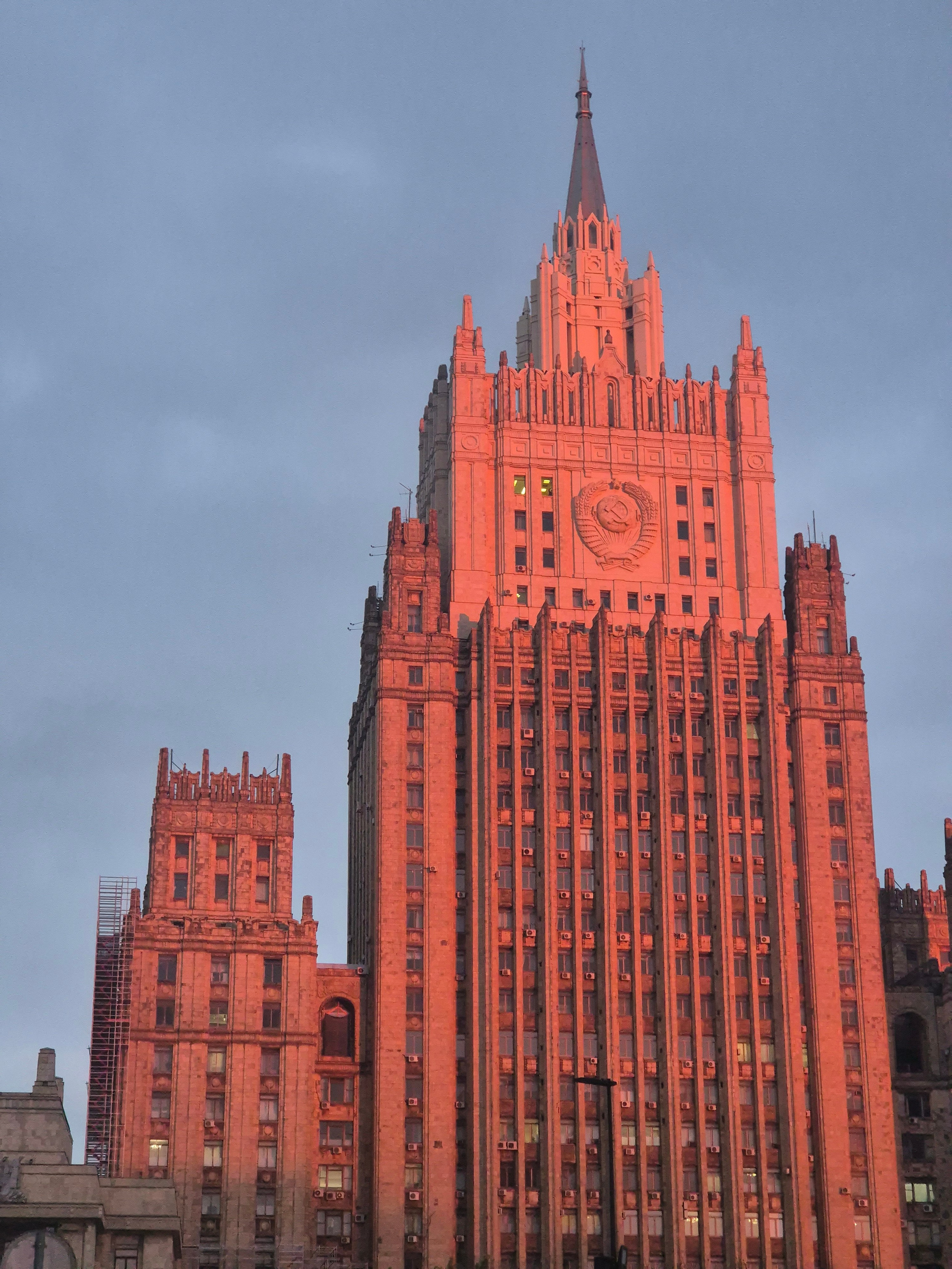 И тогда солнышко помогает, и разукрашивает все в кровавые цвета