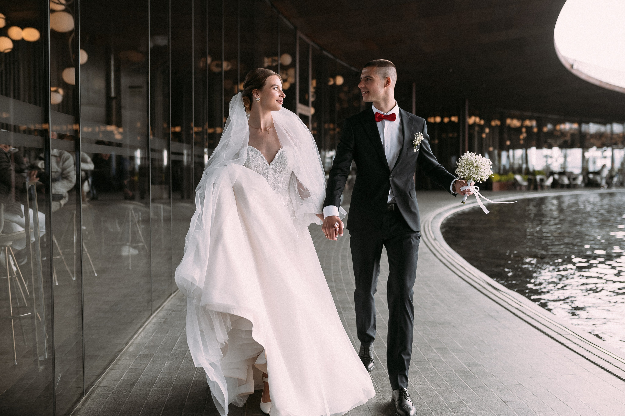 Свадебное утро и прогулка красивой яркой пары. Свадебный и семейный фотограф в Симферополе Дарья Маркова