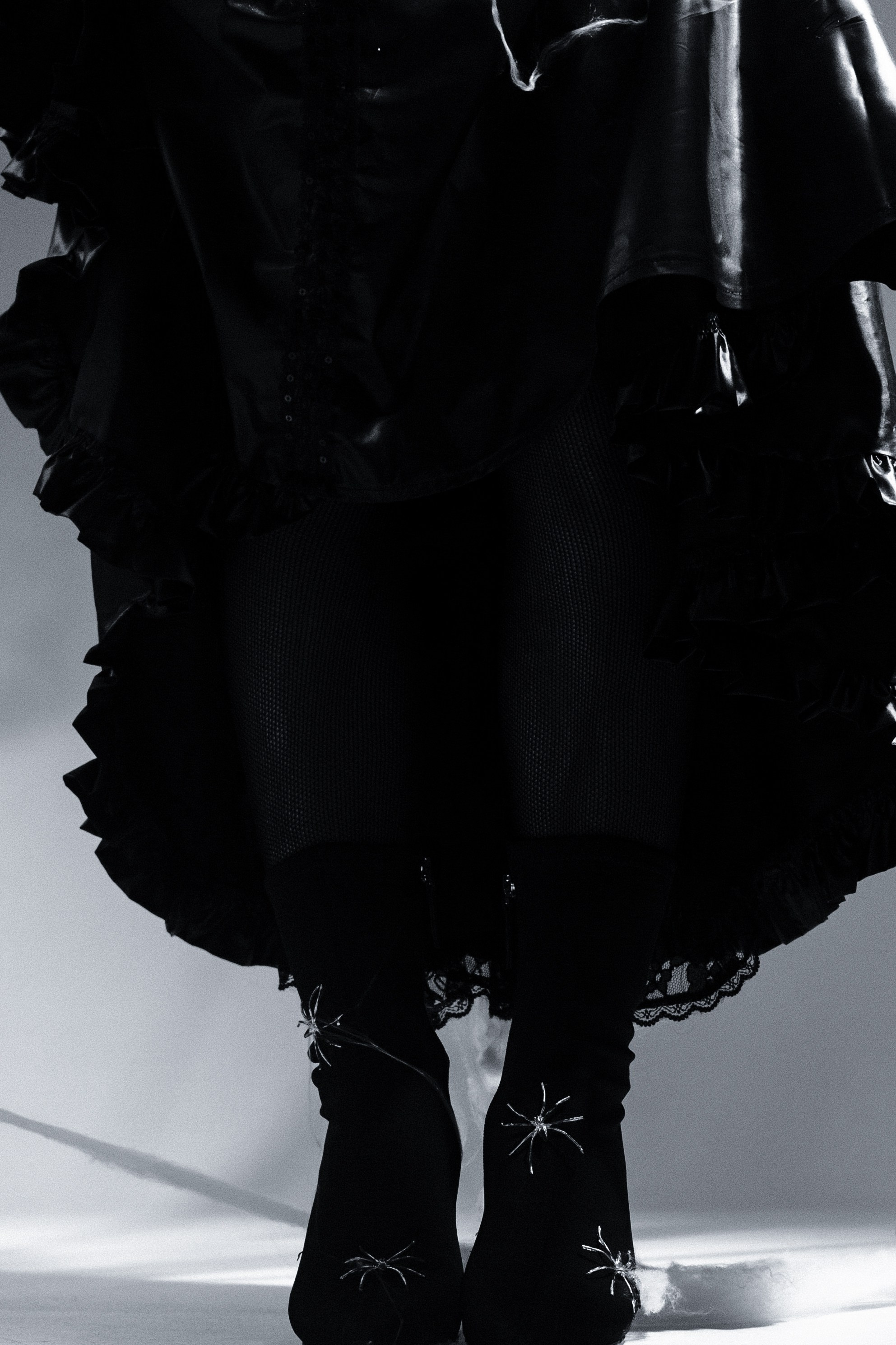 Александра Овечкина, Пенза: детали образа — тяжелые ботинки и край черного платья в паутине.