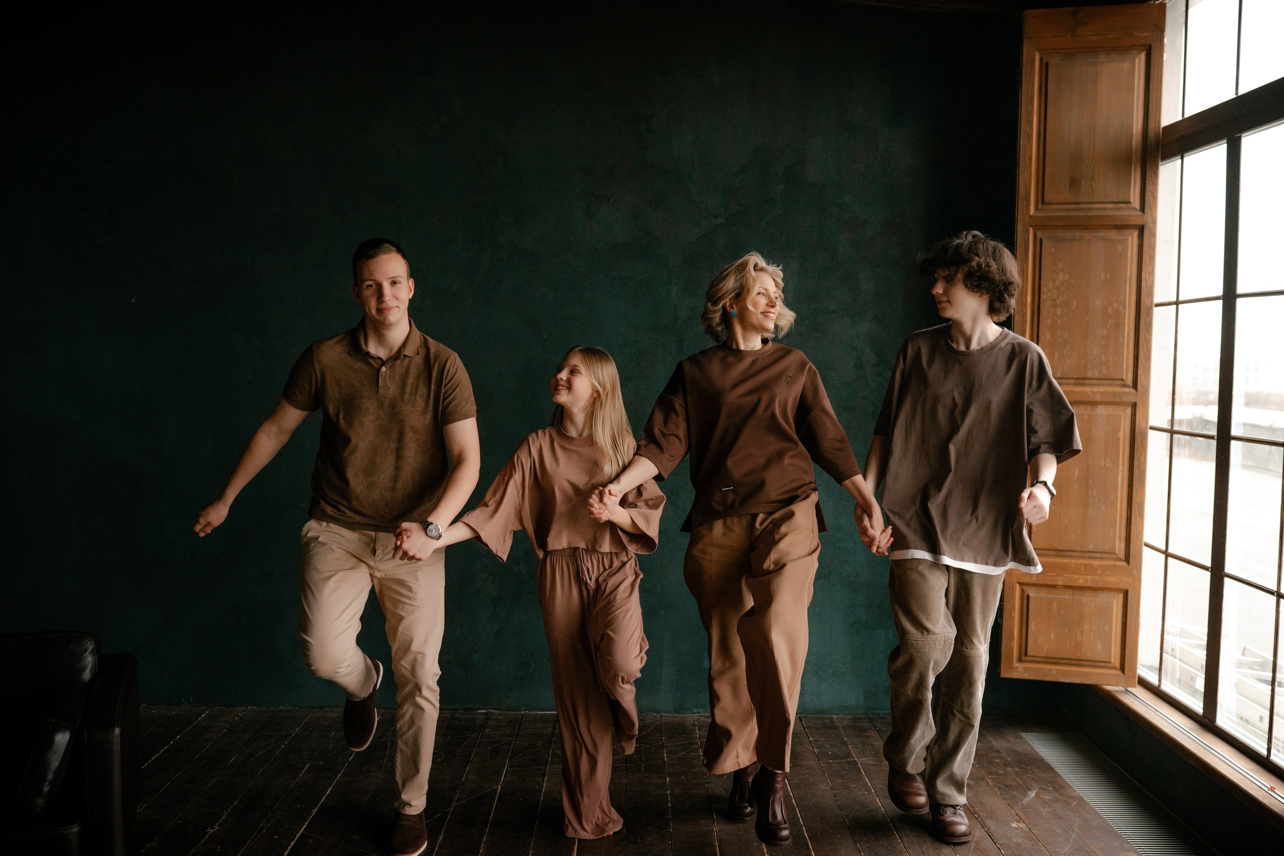 Семейная фотосессия в студии и дома Спб портфолио Насти Околот