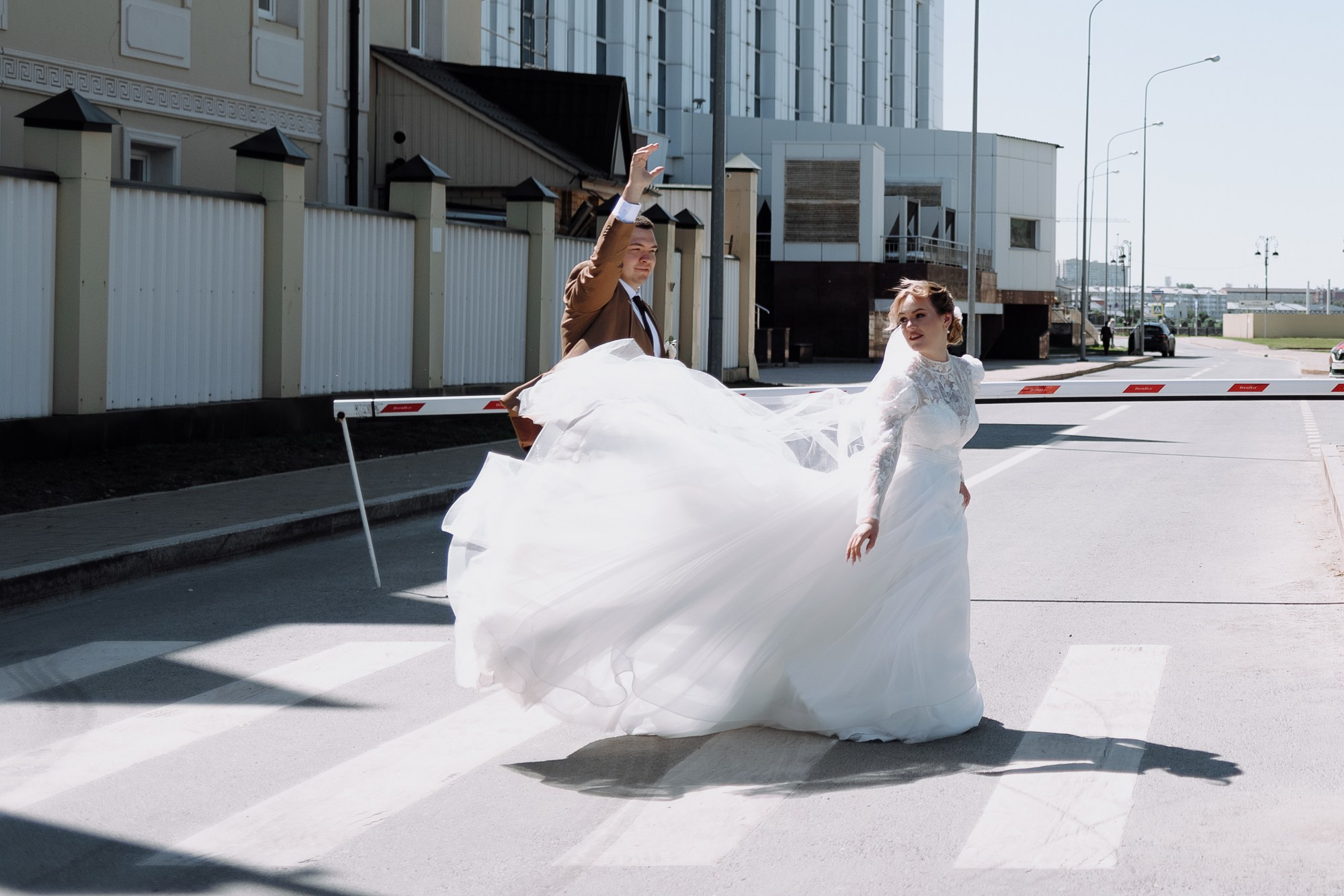 Жених и невеста на прогулке в Тюмени, свадебное фото в движении.
