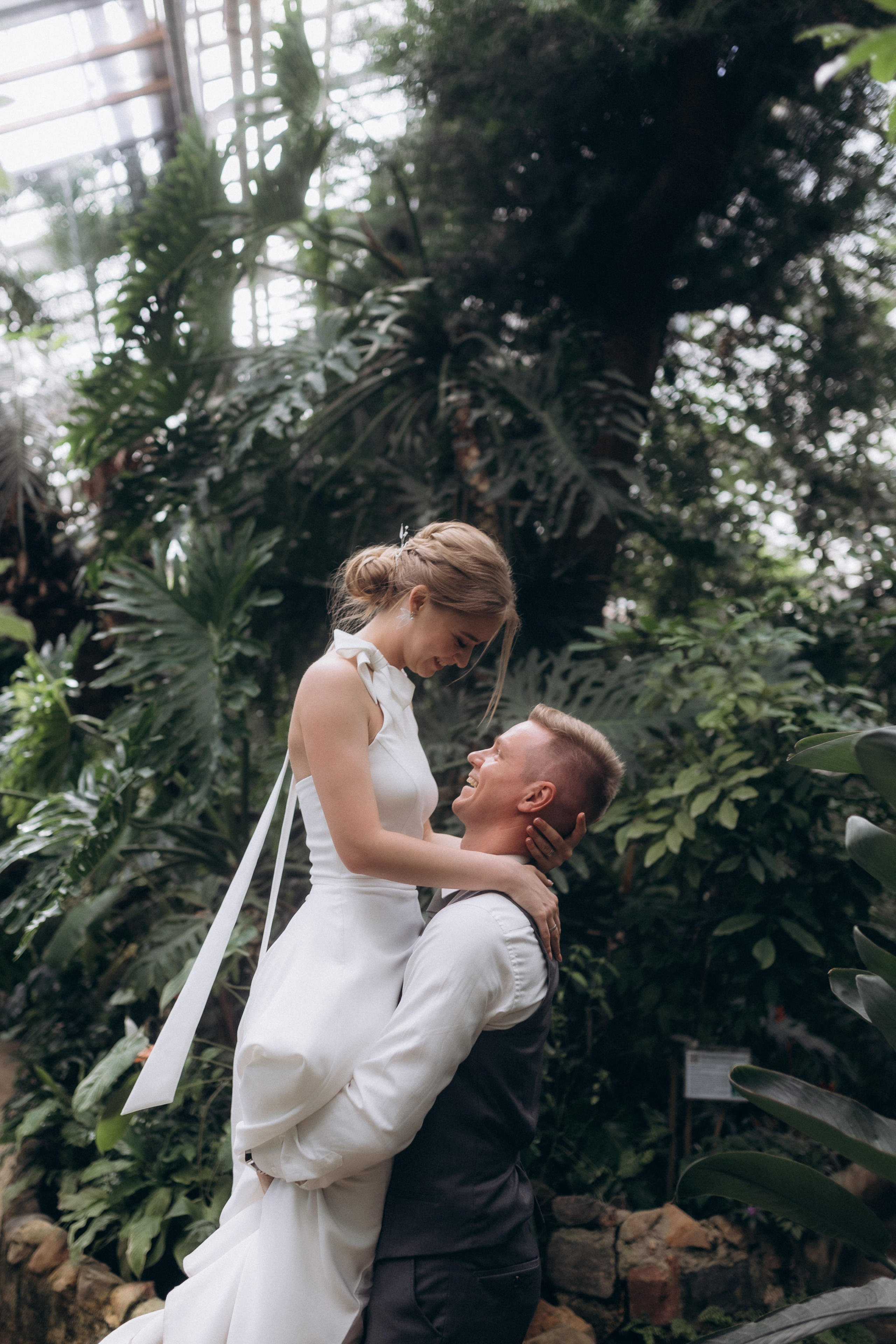 Свадебная фотосессия в Главном Ботаническом саду и в оранжерее. Свадебный фотограф в Москве Мария Крош