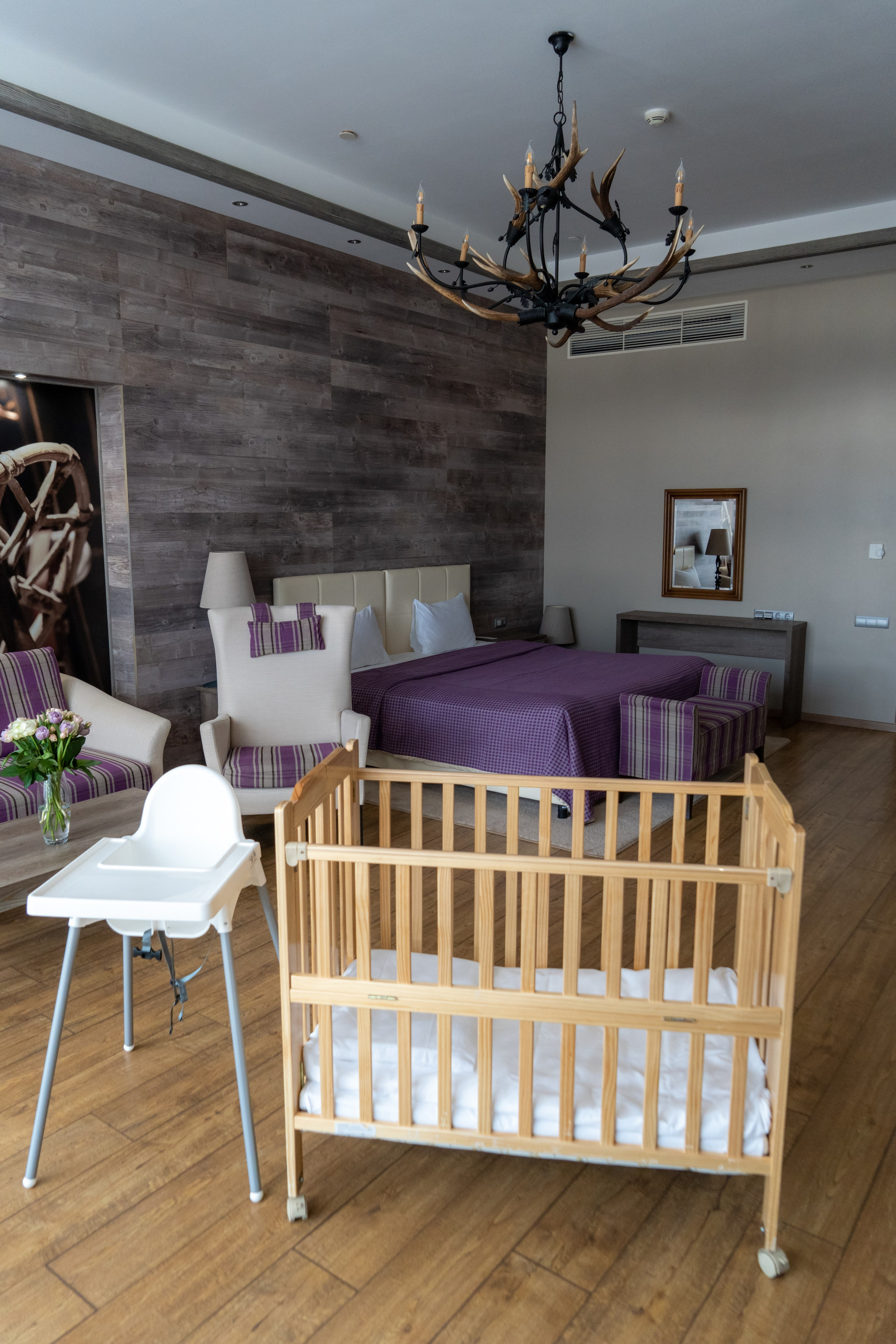 Номер полулюкс в отеле 1389 Газпром Поляна с детскими принадлежностями. Репортажный фотограф в Красной Поляне и Сочи Павлюченко Екатерина