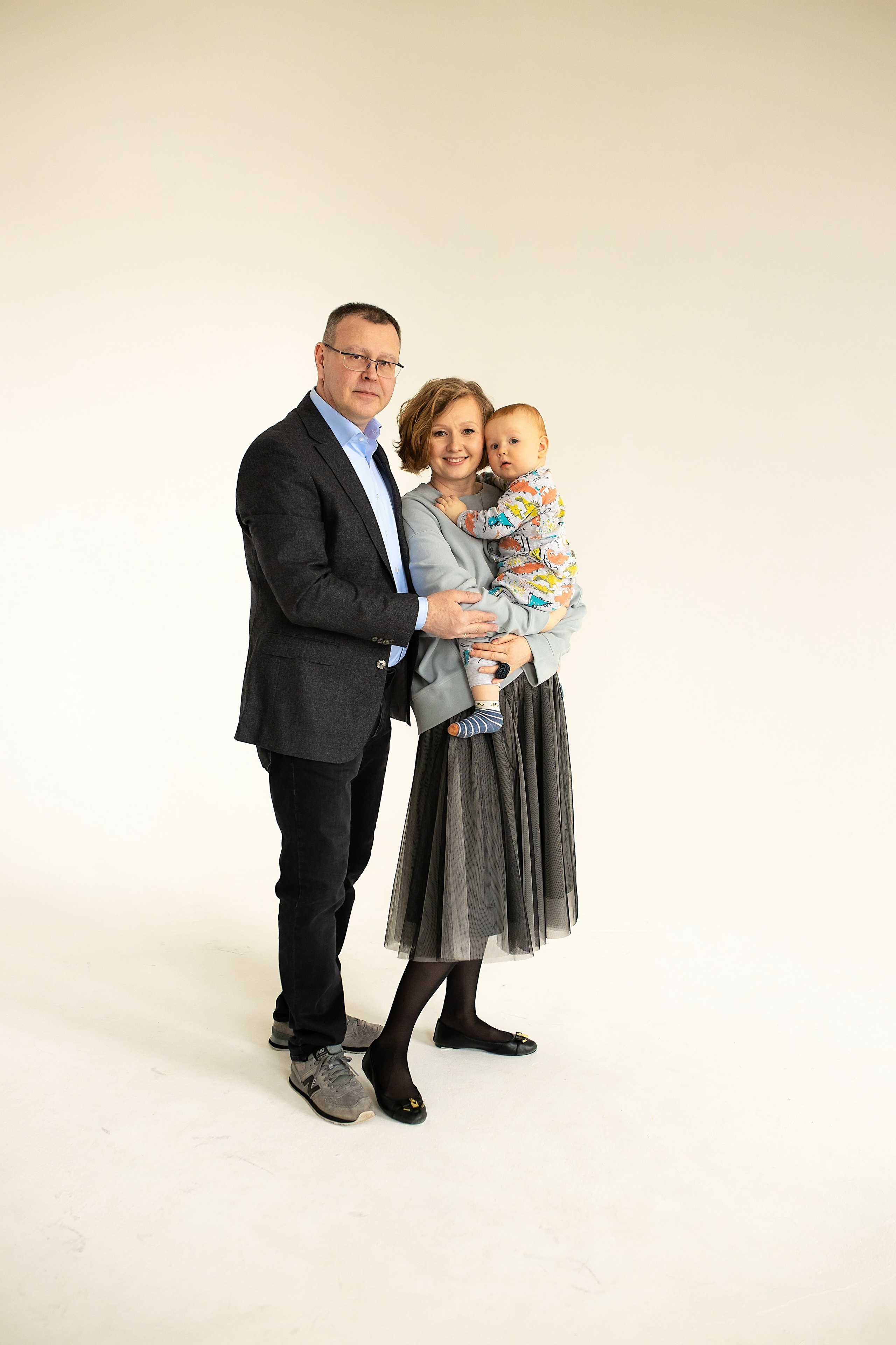 Семейная фотосессия на циклораме с естественным светом. Фотограф в Железнодорожном и Балашихе