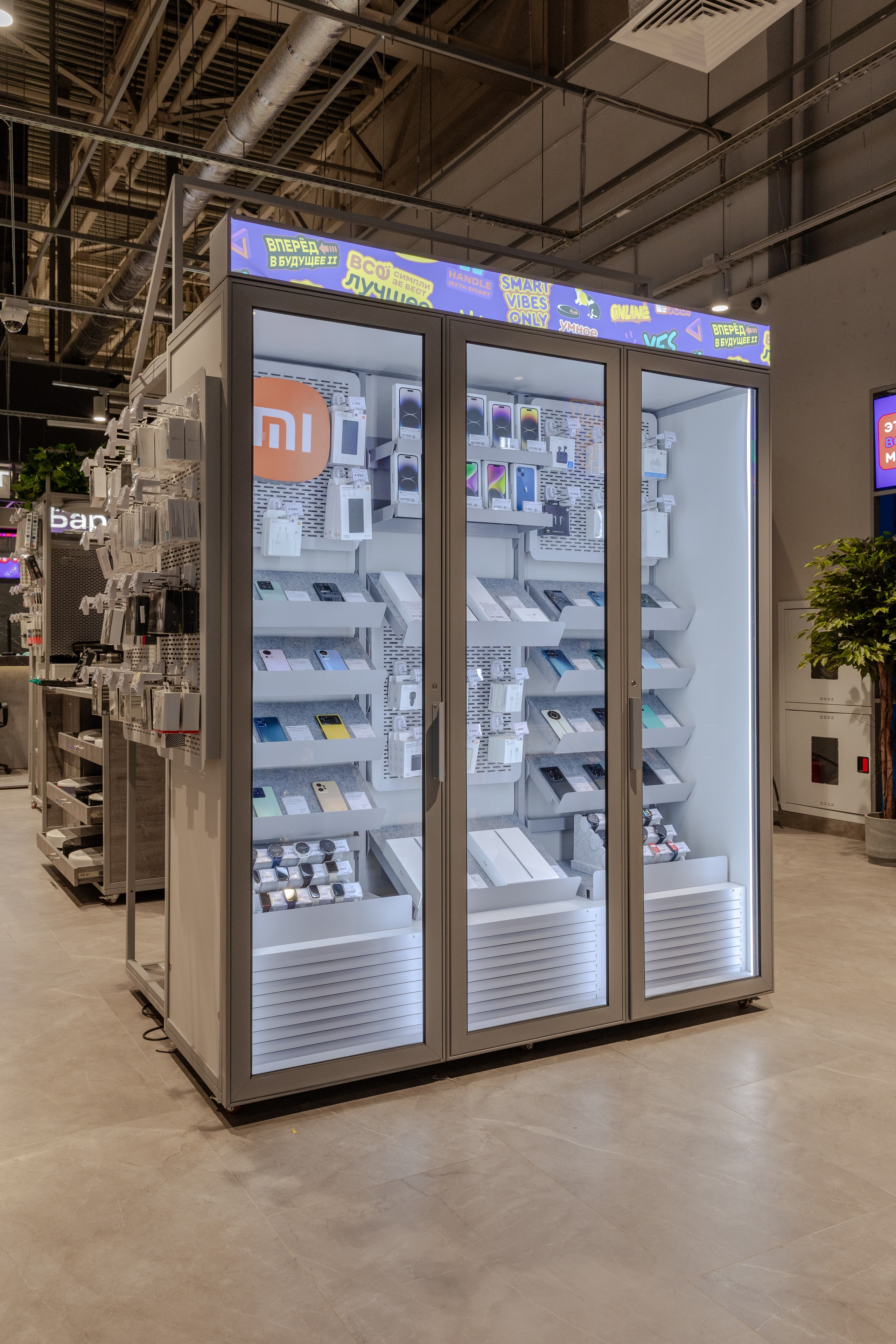 Интерьерная фотосъемка магазина ВСЁСМАРТ - магазин умных гаджетов. Интерьерный фотограф в Сочи Владислав Нагин