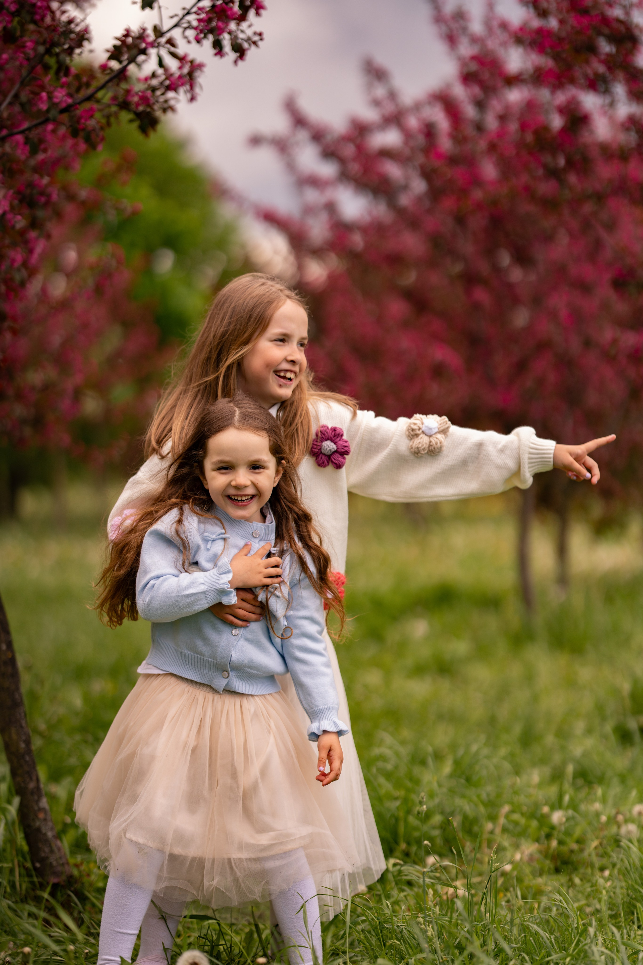 Ксения, Кирилл и Кристина в цветущем саду. Семейный и портретный фотограф в Санкт-Петербурге Татьяна Гримоть