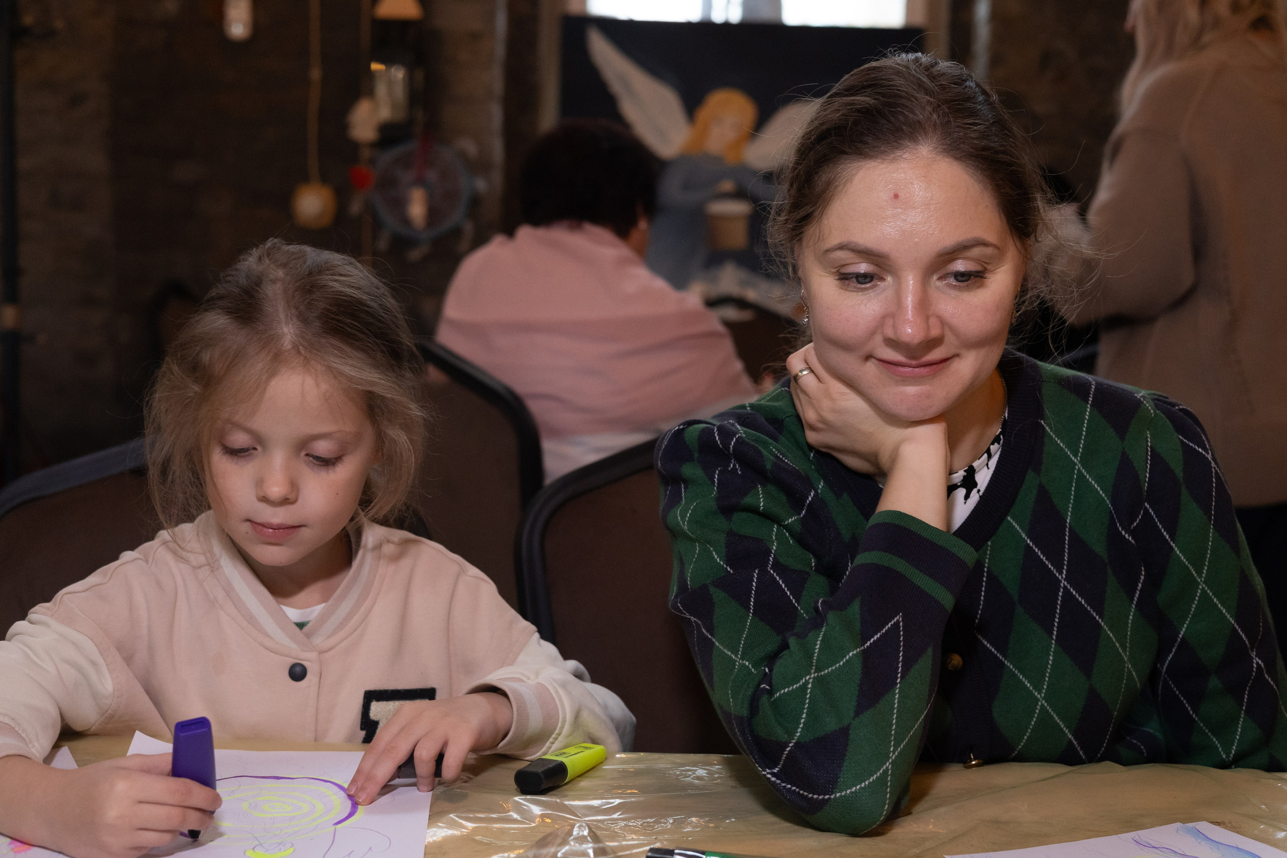 Выставка «АНГЕЛЫ МИРА». Фотограф Красноярск съемки лавстори, фотосессия в студии, портретная съемка, творческие фотосессии