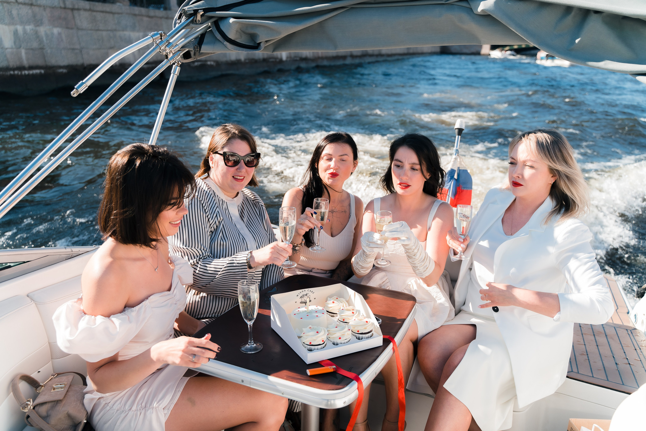 Фотосъемка девичника, встреча девушек, веселые женские портреты