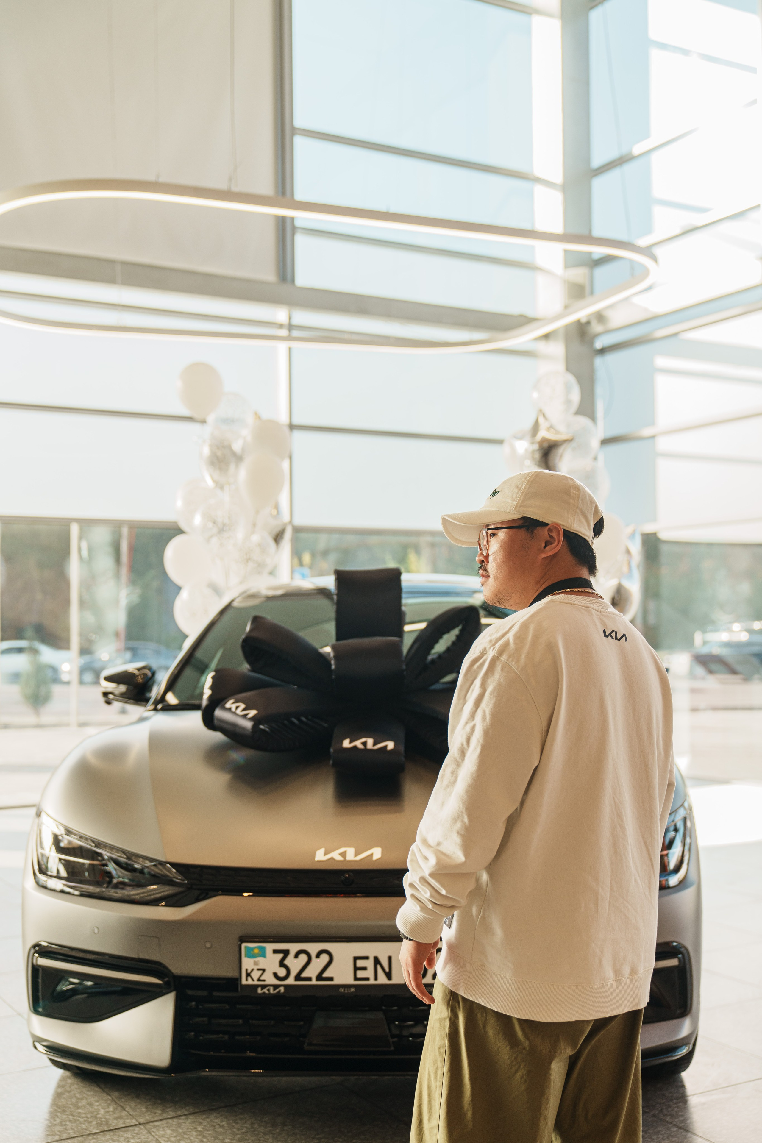 Kia EV6 Вручение Евгений Чебаткову. Фотограф TAULAN_1