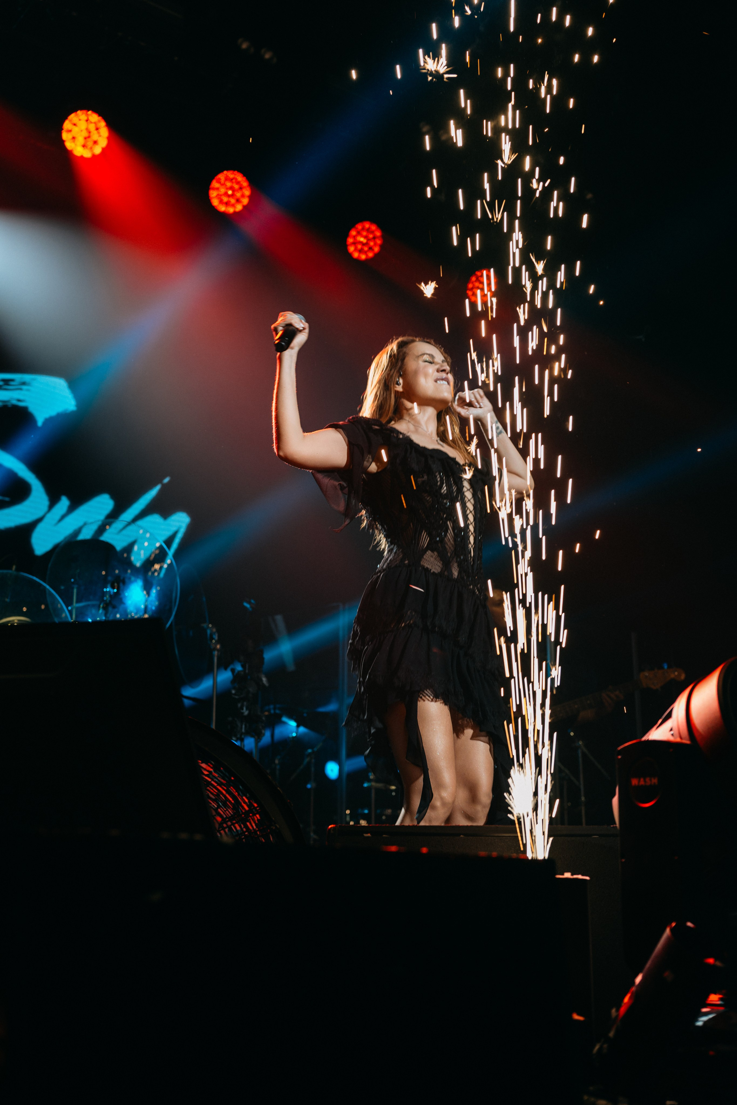 Концерт Максим в Санкт-Петербурге. Фотограф Елизавета Федосова. Репортажная съемка концерта. 