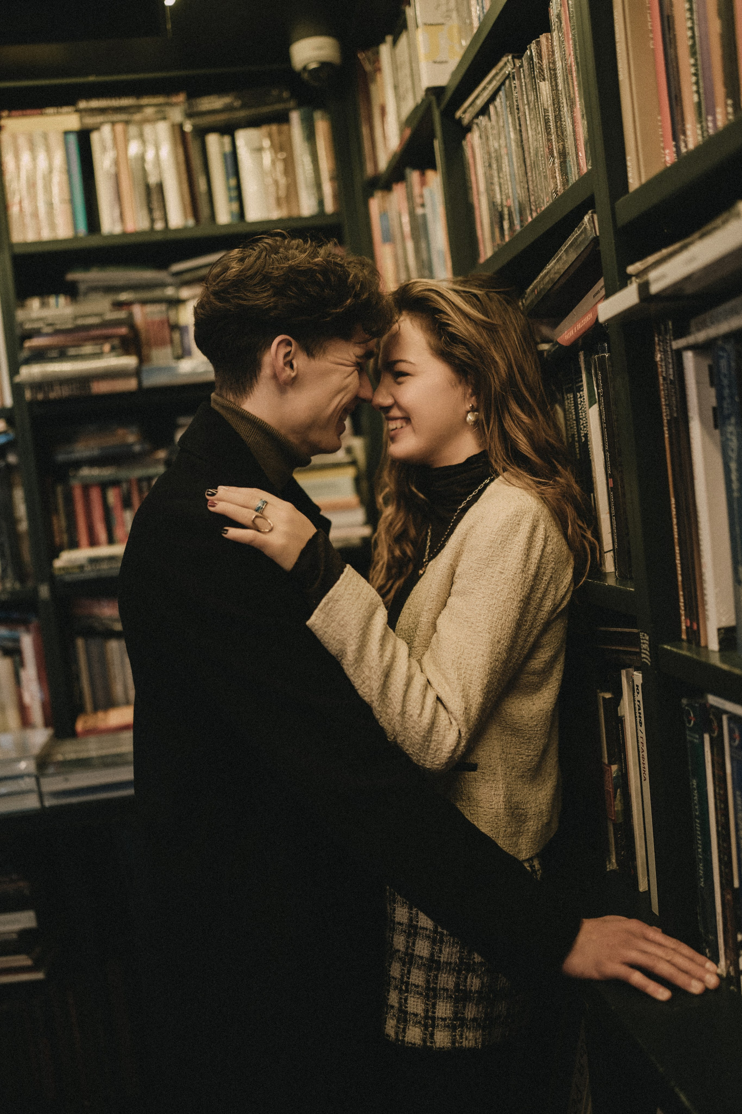 Парная фотосессия в книжном магазине. Подписные издания. Фотограф в Санкт-Петербурге. Федосова Елизавета 