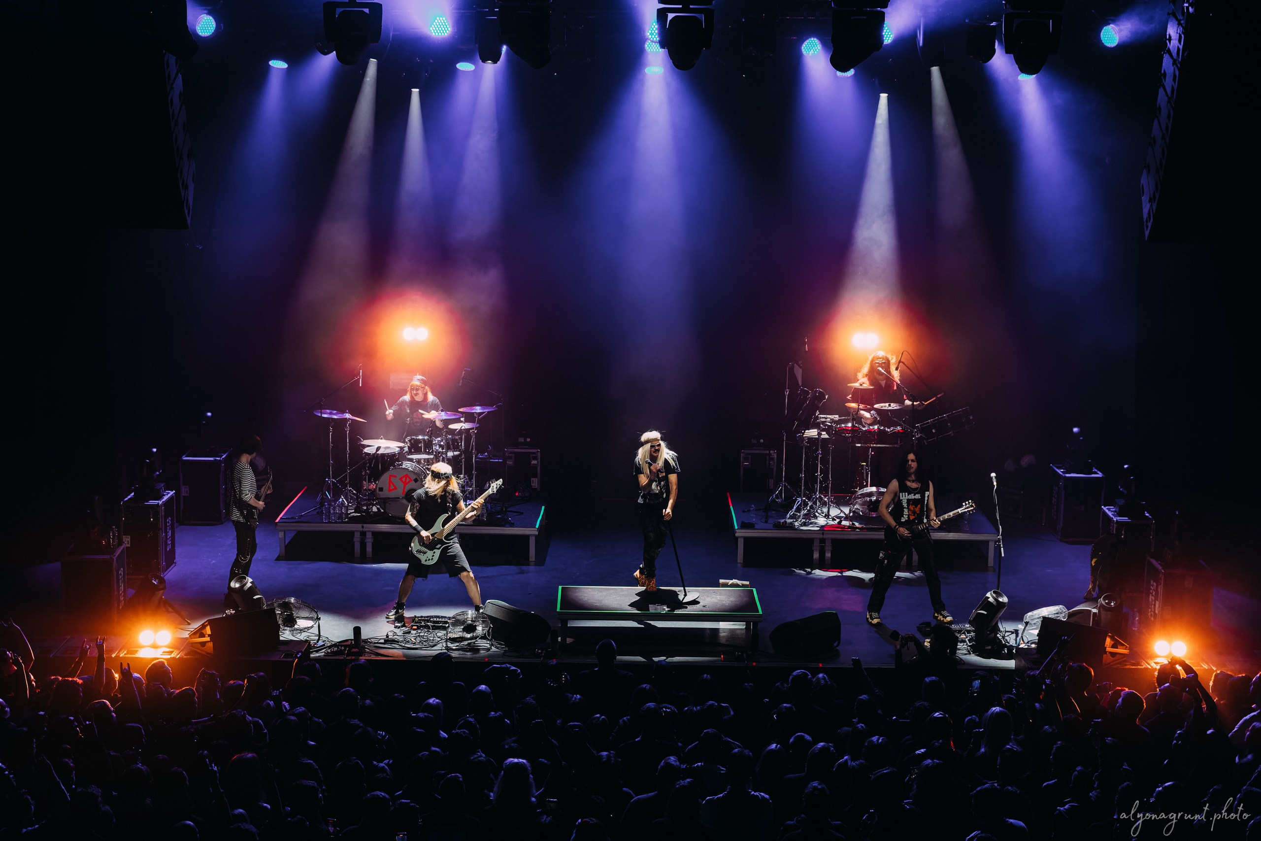 Багровый Фантомас, фоторепортаж, СПб, BASE, 14.12.2025. Алена Адрианова: фотограф в Санкт-Петербурге