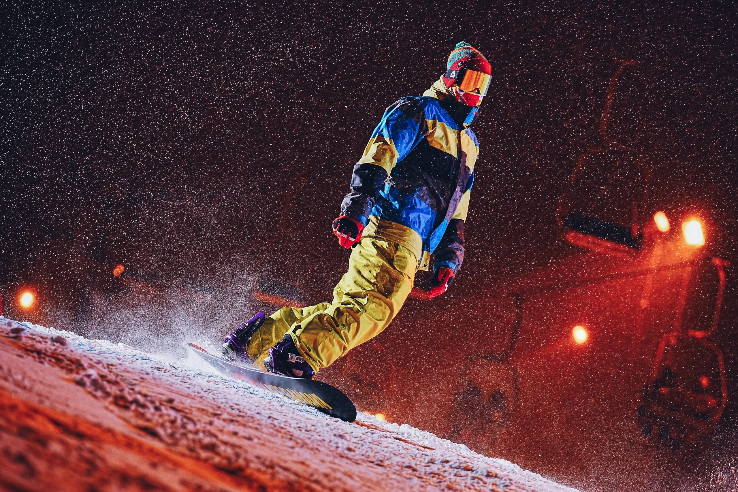 Вечерняя съёмка на склонах с использованием внешних вспышек. Фотограф Студитский Евгений