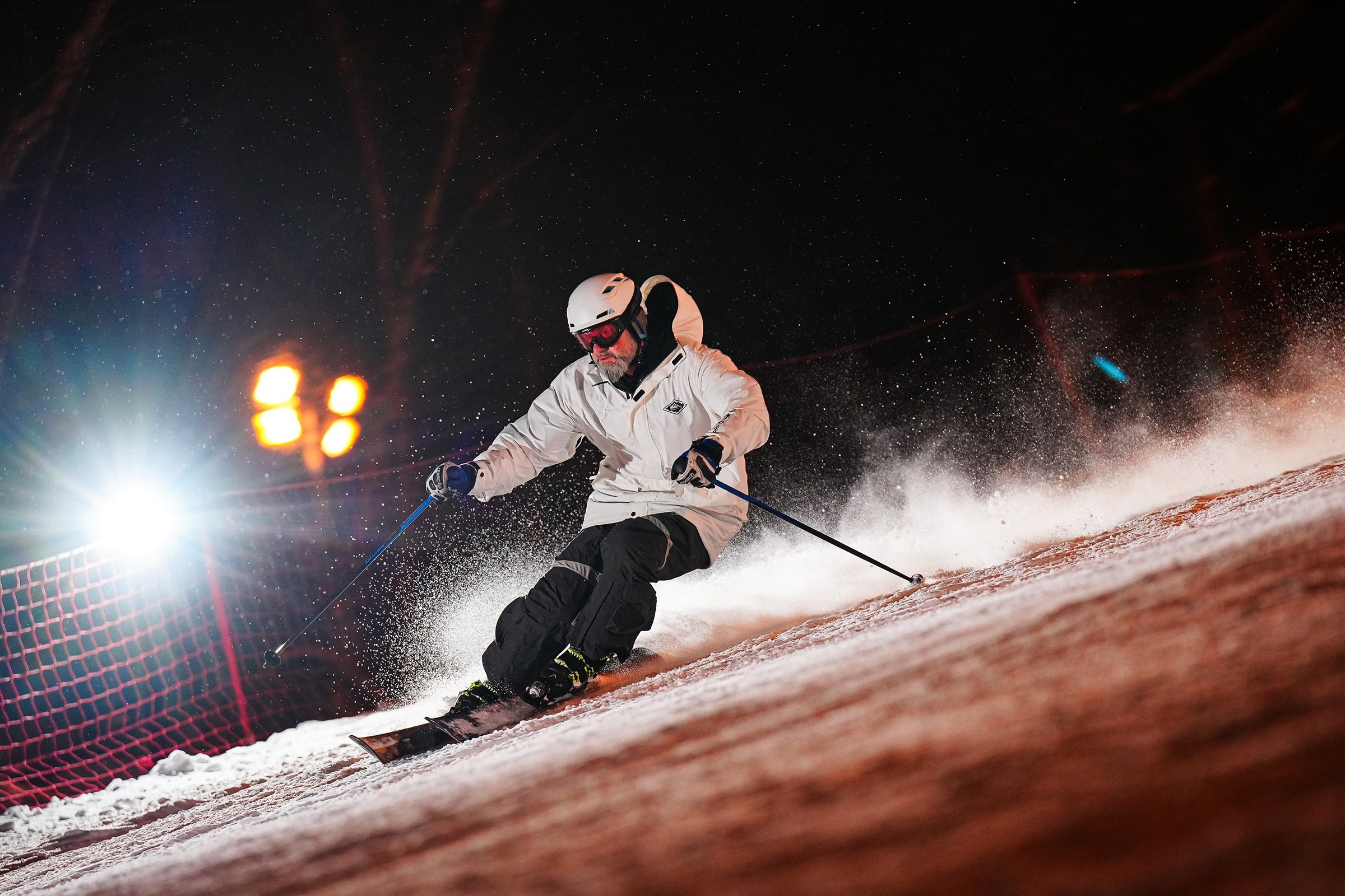 Вечернее и ночное катание на горных лыжах и сноуборде. Съемка с использованием внешних вспышек. Фото: Студитский Евгений