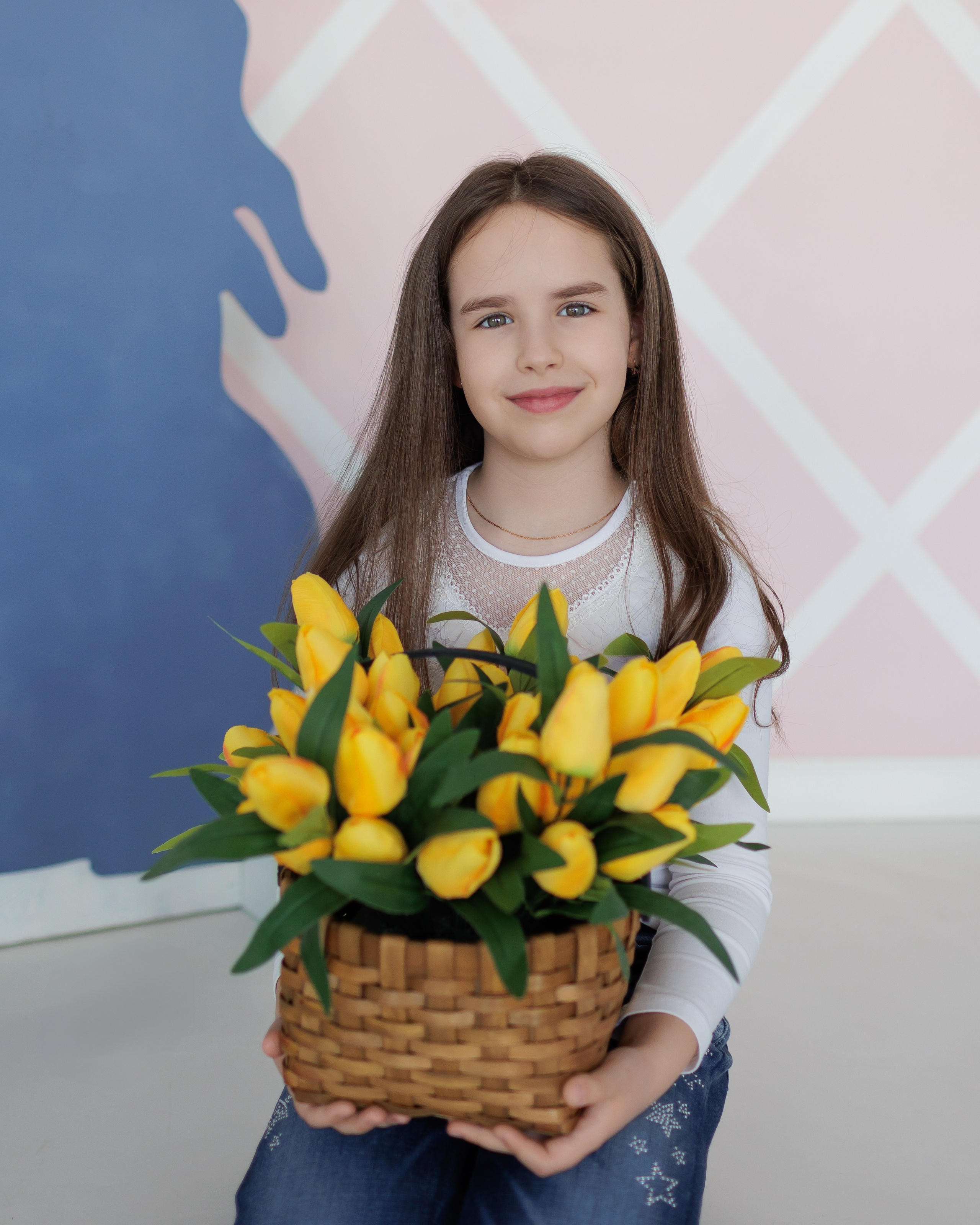 Девочка с корзинкой цветов