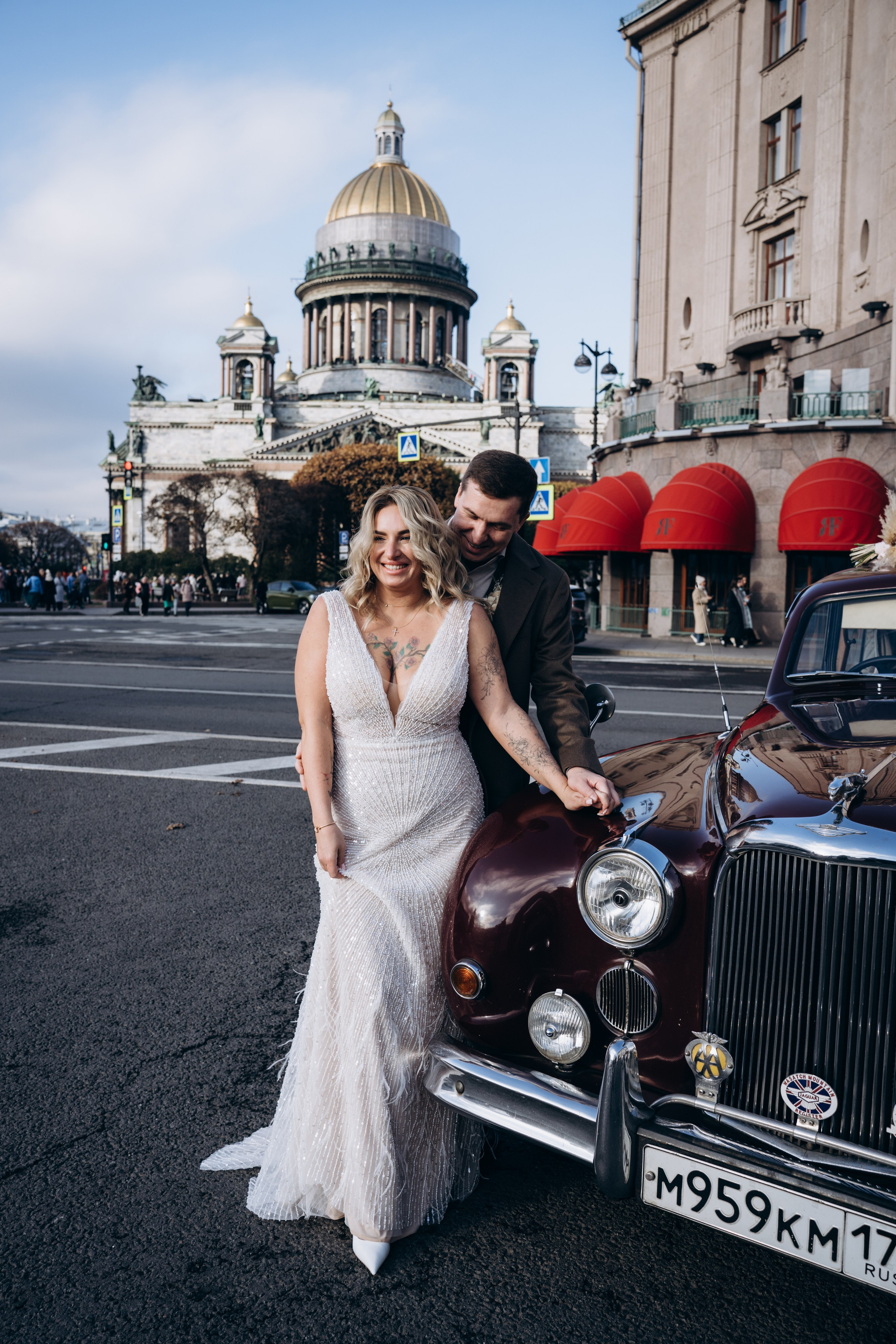 Молодожены держатся за руки на фоне городских улиц — стильные и современные свадебные фотографии в Москве.