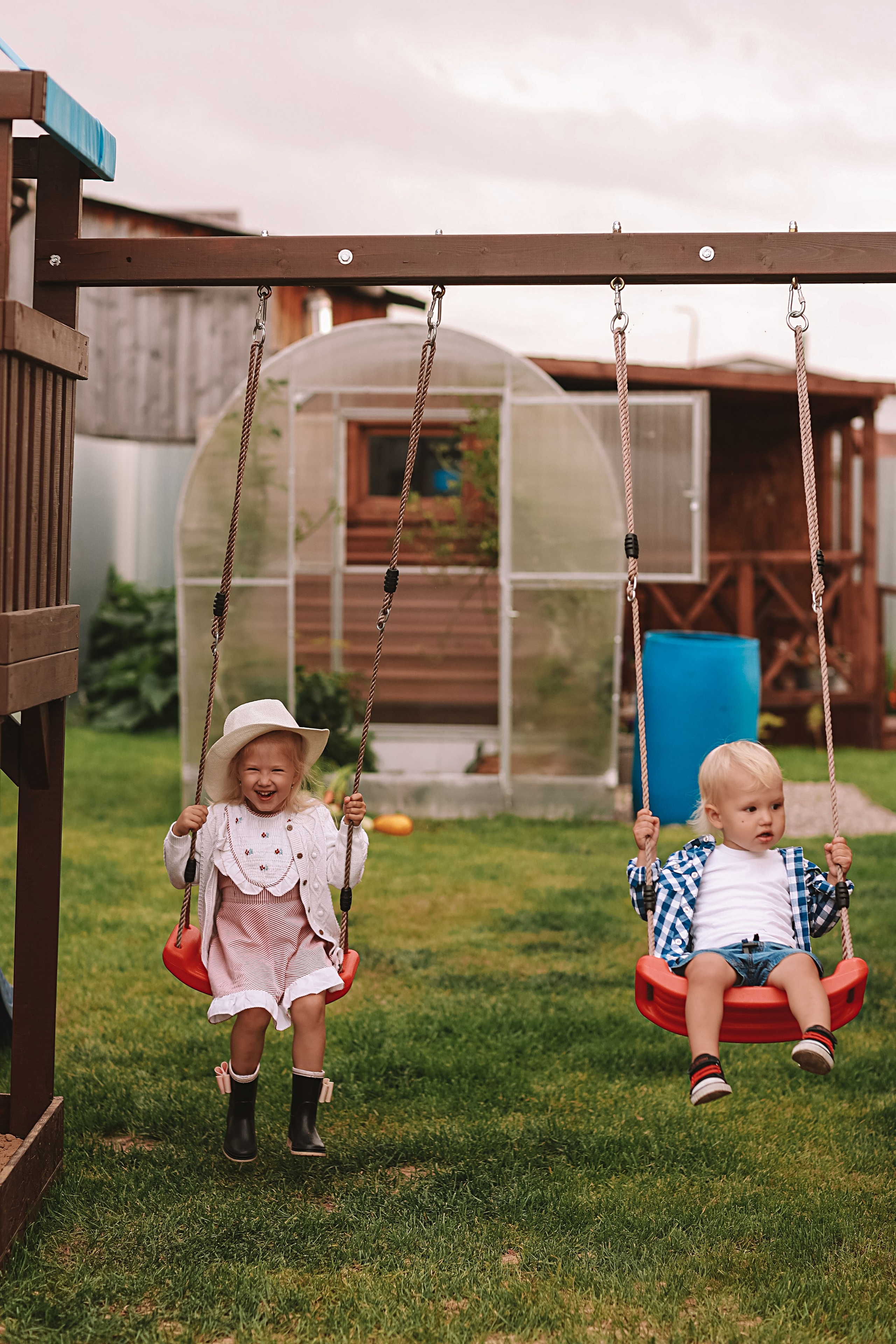 У дома. Семейный фотограф Тюмень, фотограф на роды Салмина Мария