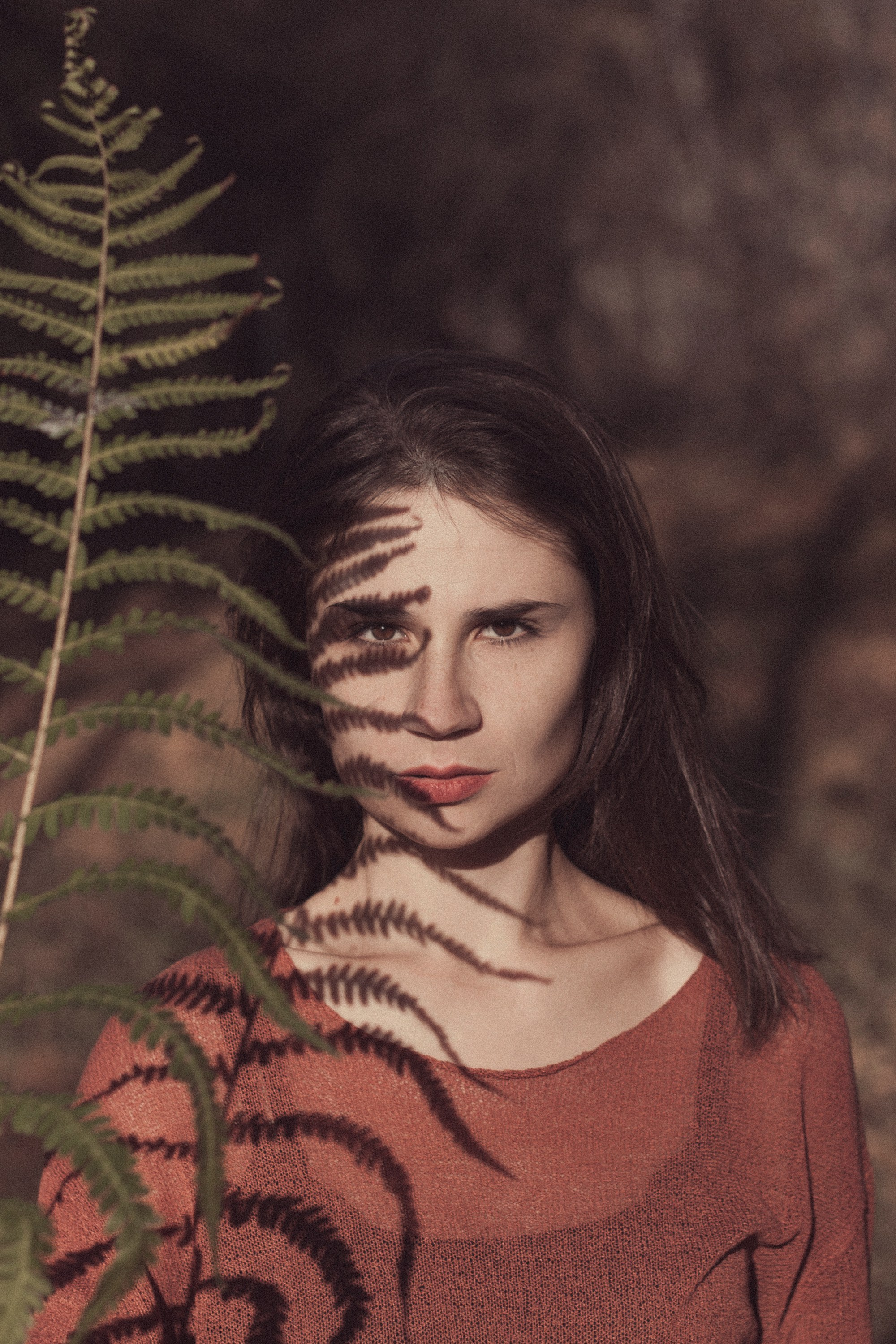 Ксения и папоротник / Ак-Кайын. Фотограф Наталья Гончарова. Снимаю живые портреты в Алматы