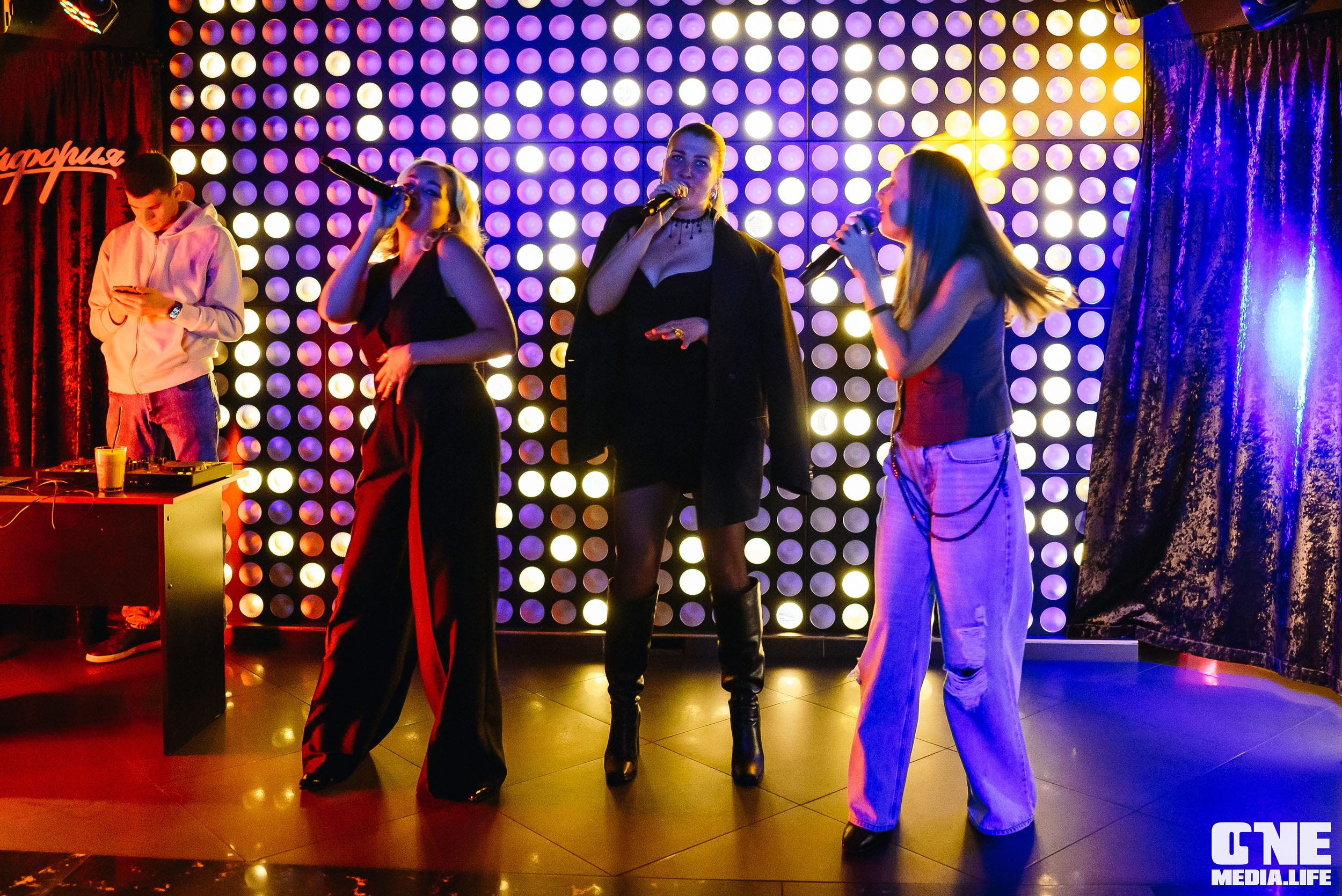 Фотоотчет из караоке-клуба Эйфория. One Media Life: фоторепортажи, фотоотчеты с мероприятий и заведений