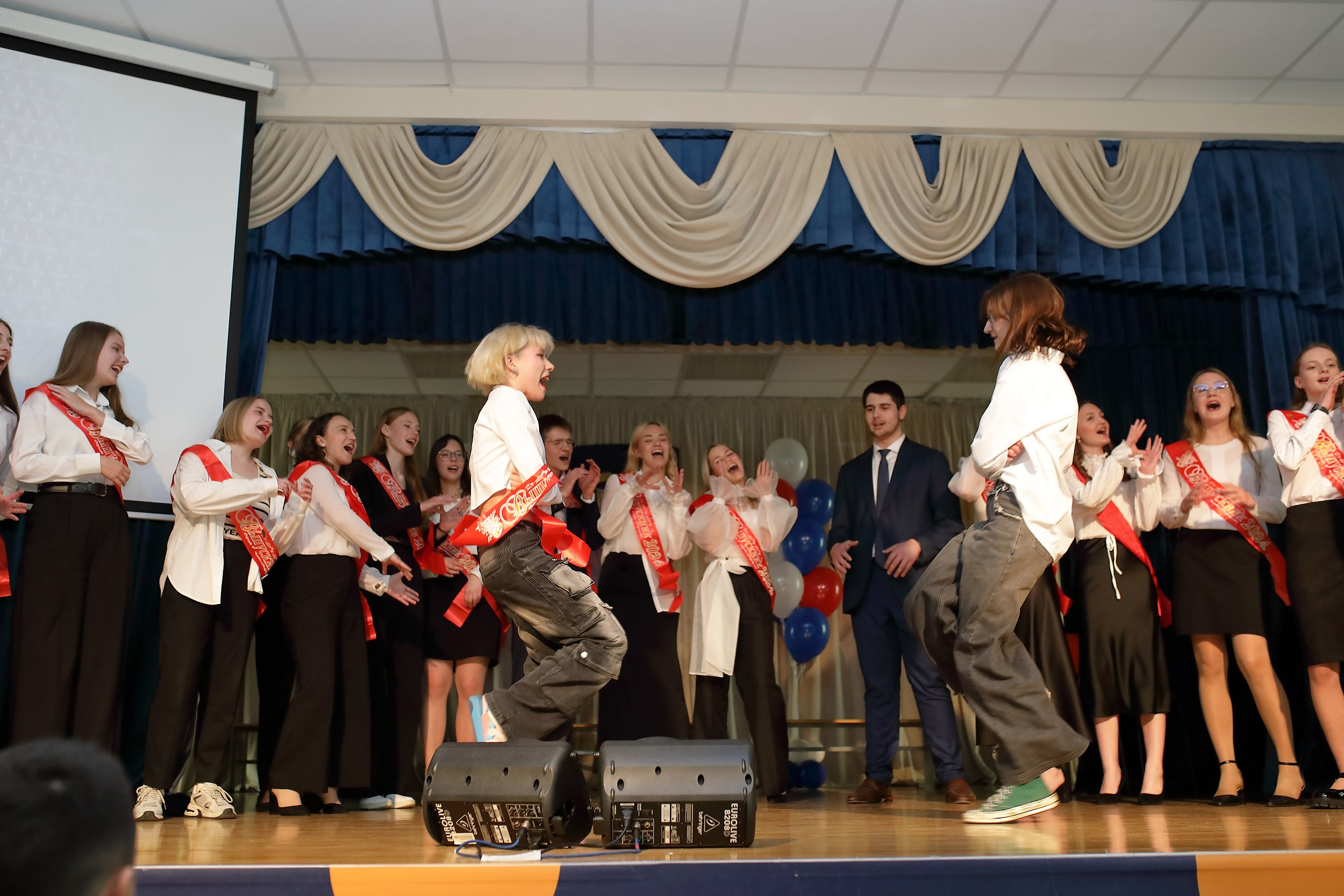 Последний звонок (актовый зал). Свадебный и семейный фотограф и видеограф в Екатеринбурге Полянские Тимур и Анастасия
