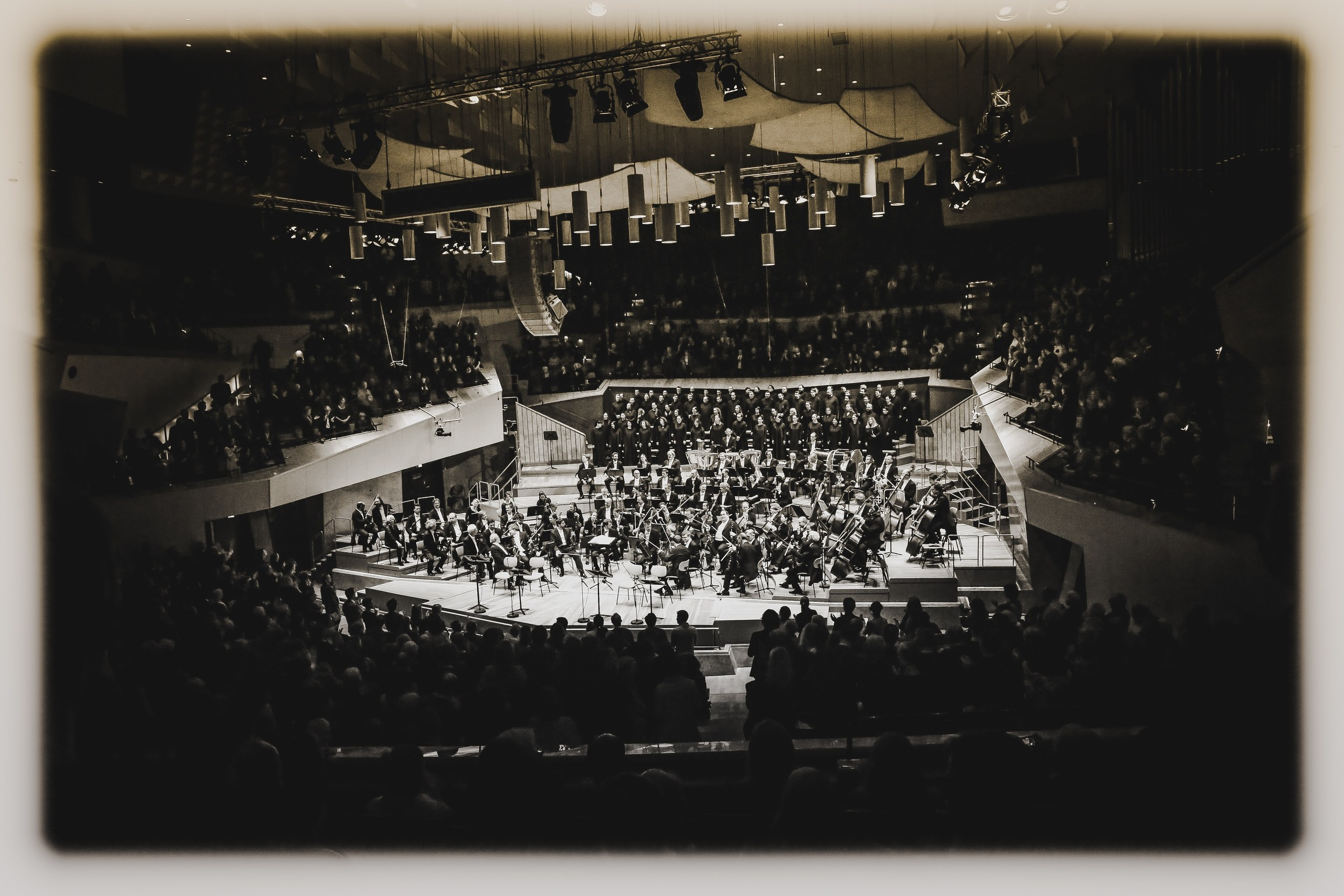 Теодор Курентзис исполнил вердиевский Реквием с берлинскими филармониками. Дарья Письменюк / Darya Leitstern — фотограф, музыкант, журналист, путешественник