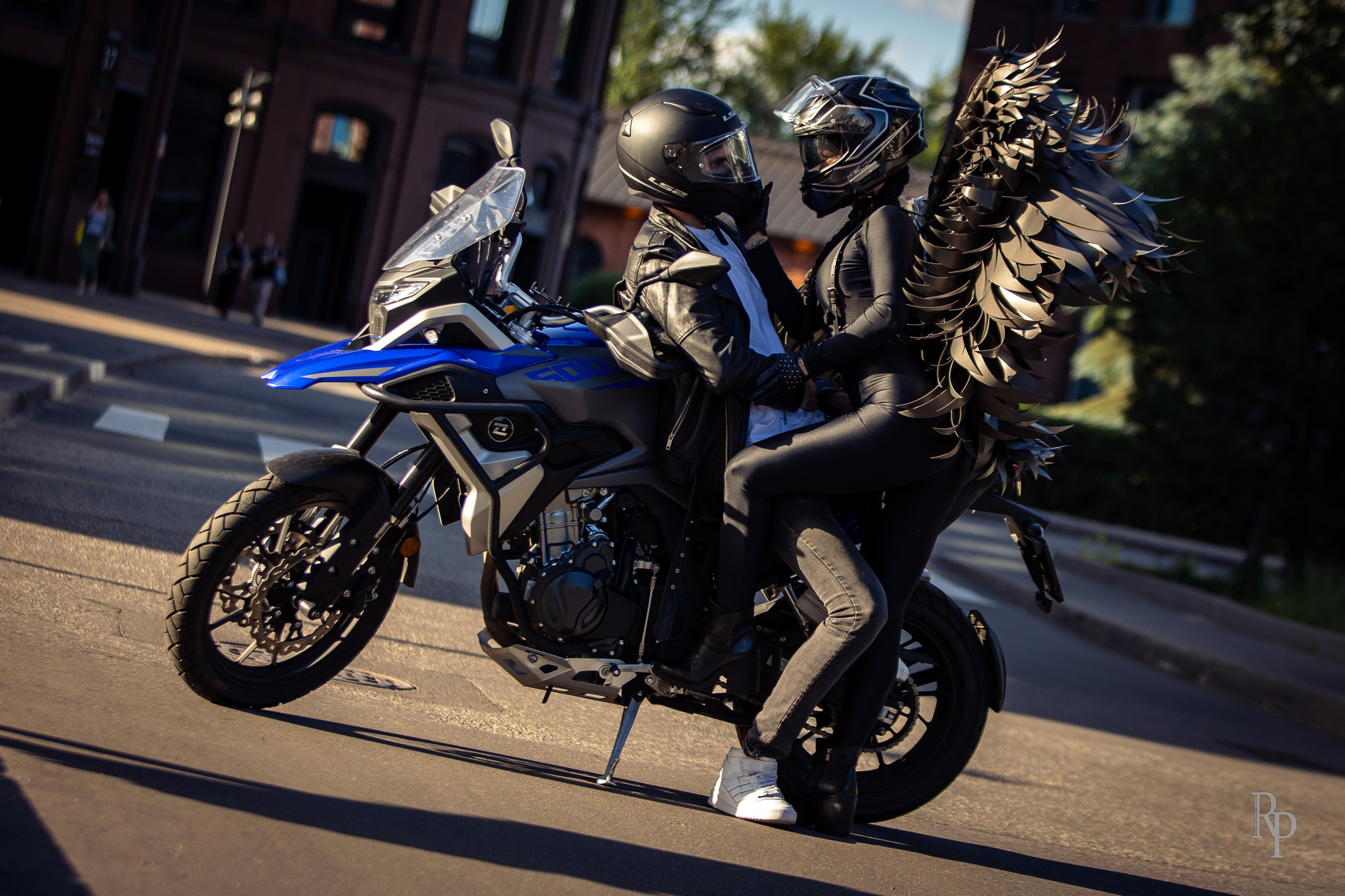 «Angel and demon». Rusty Photographer