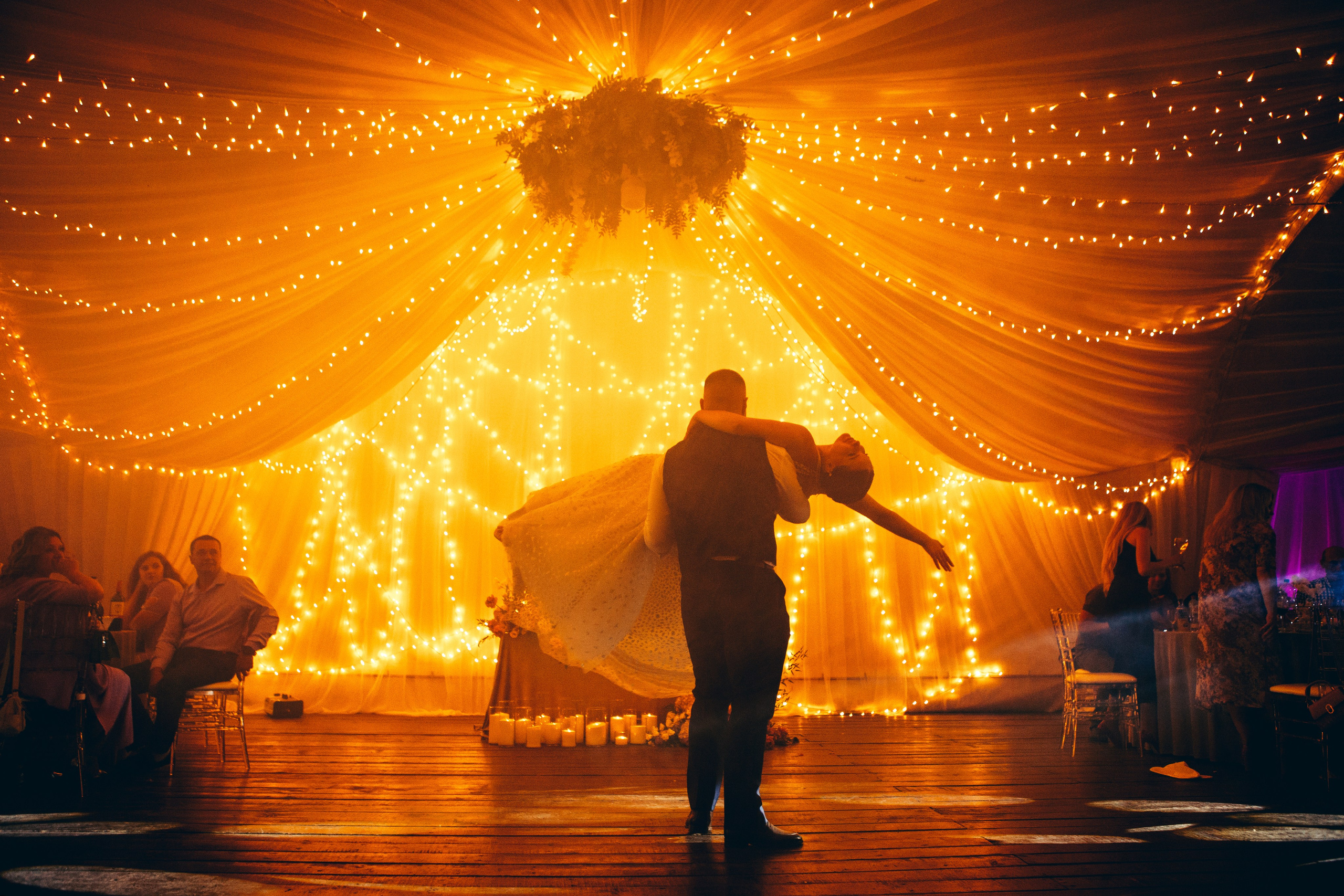 первый танец жениха и невесты, кружит ее на руках