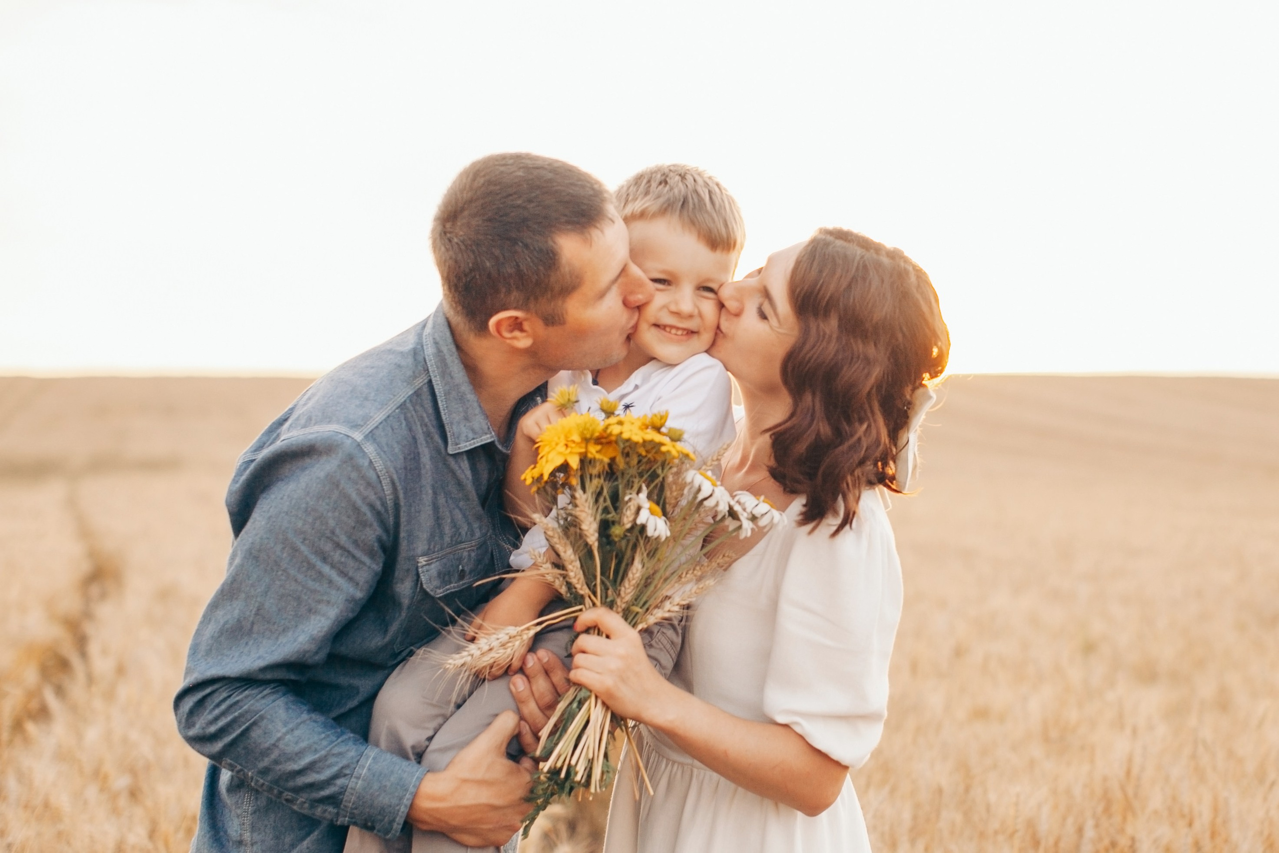 Семейная фотосессия в поле на закате. Фотограф Ольга Ефремова