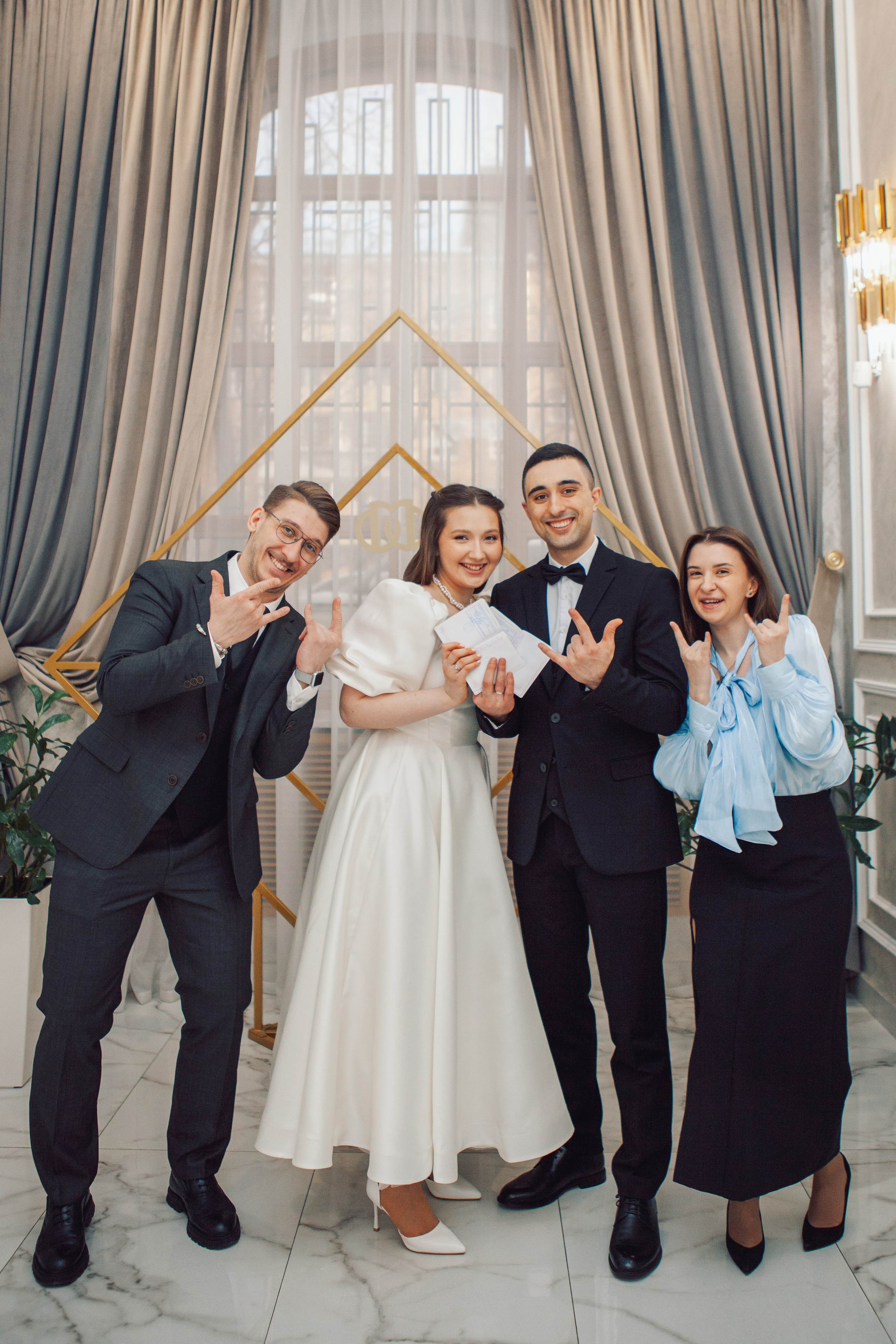 жених и невеста с друзьями в ЗАГСе на Кутузовском