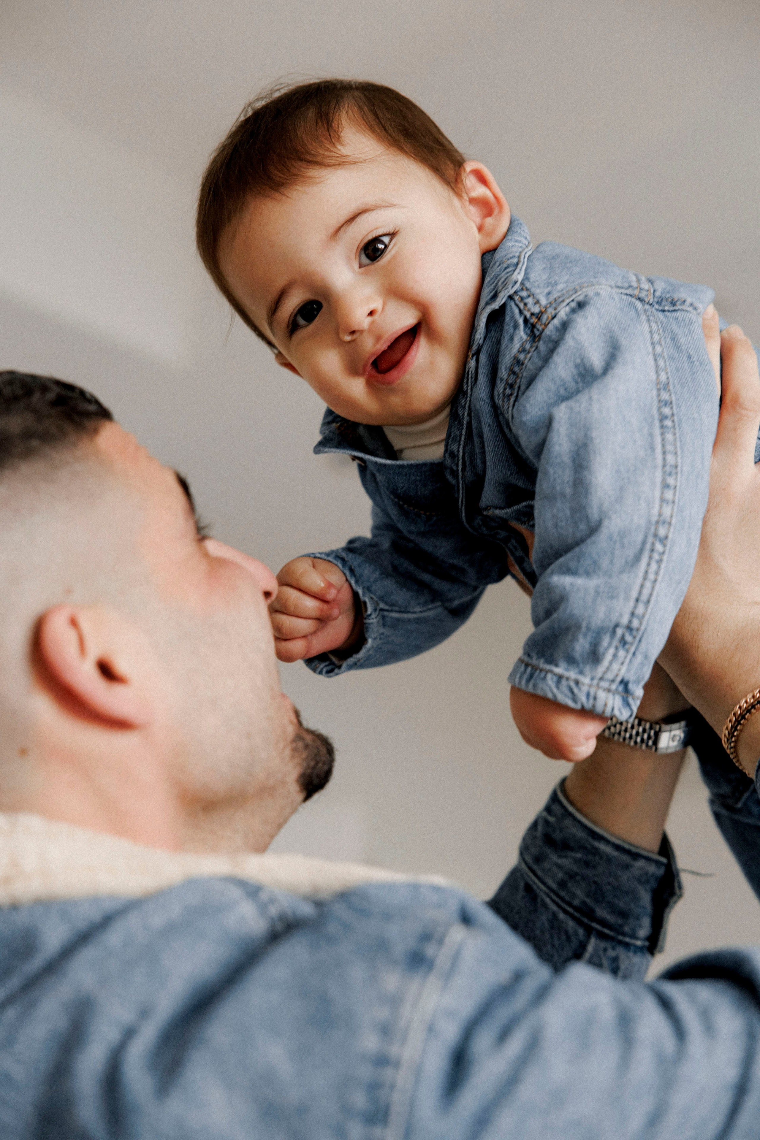 Family photoshoot in White Studio. Wedding and family photographer