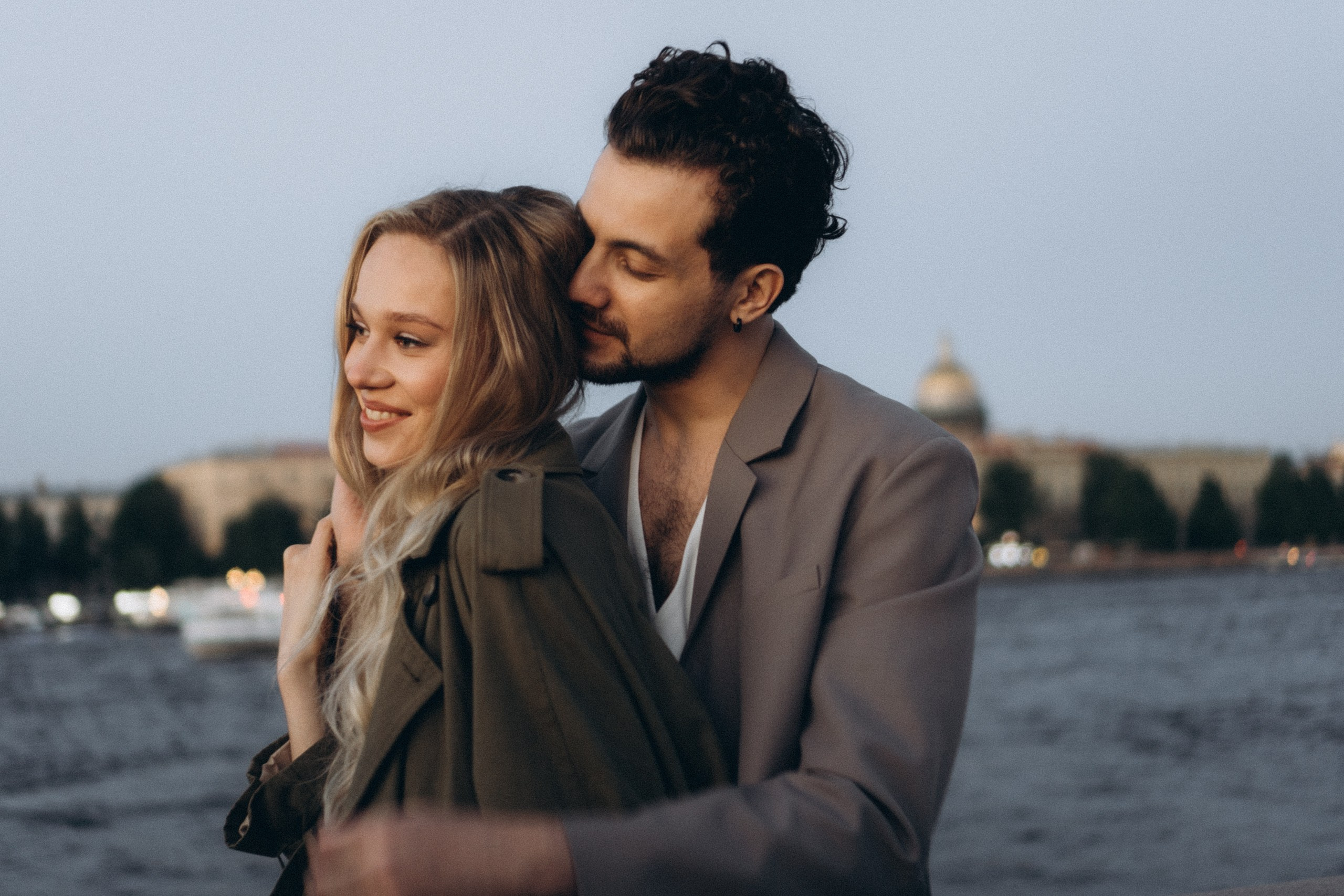 СВАДЕБНАЯ СЬЕМКА ПАРЫ НА РАССВЕТЕ В БЕЛЫЕ НОЧИ И ПРОГУЛКА С РАЗВОДНЫМИ МОСТАМИ И ПИКНИК ВОЗЛЕ ИСАКИЕВСКОГО СОБОРА. Профессиональный фотограф, Санкт-Петербург — Виктория Богомолова