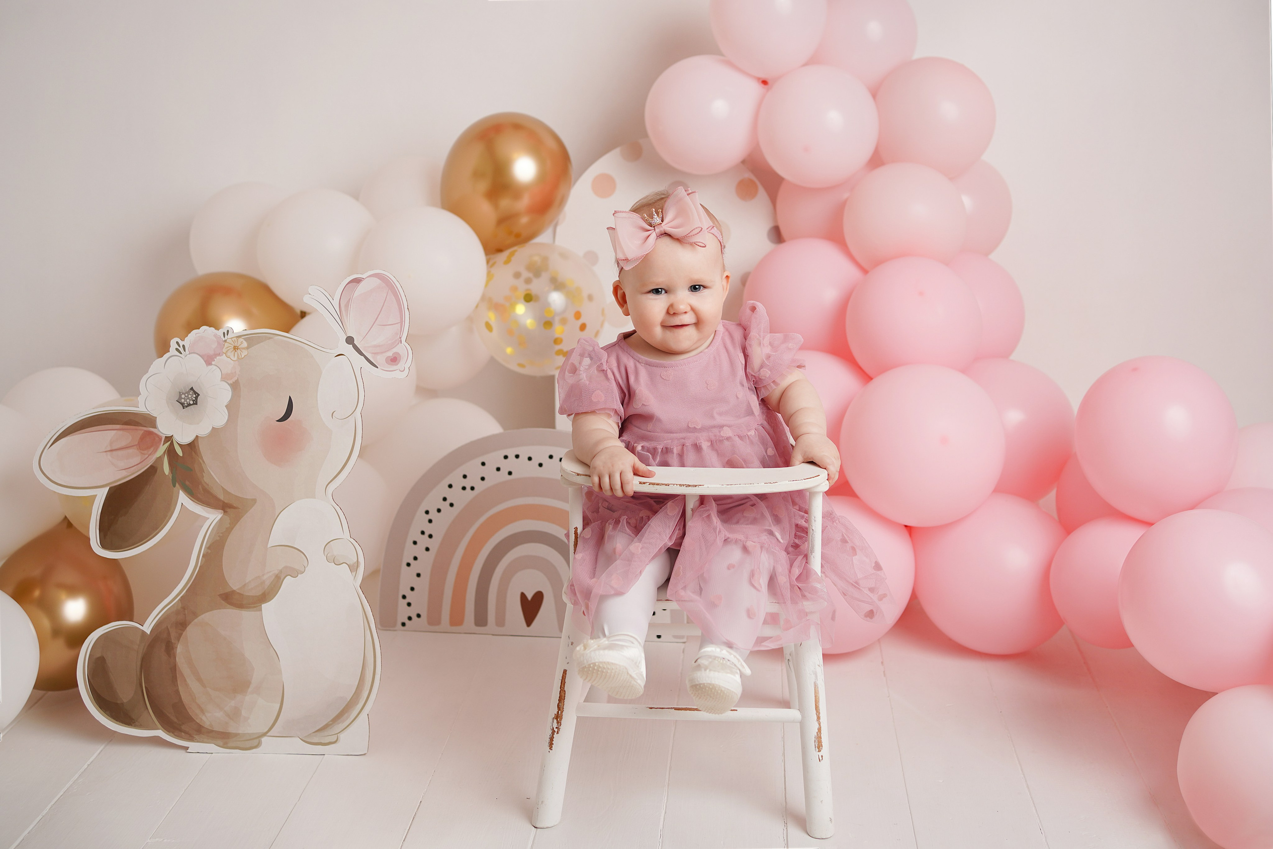  Рядом зайчик, радуга, единица, много воздушных шаров.