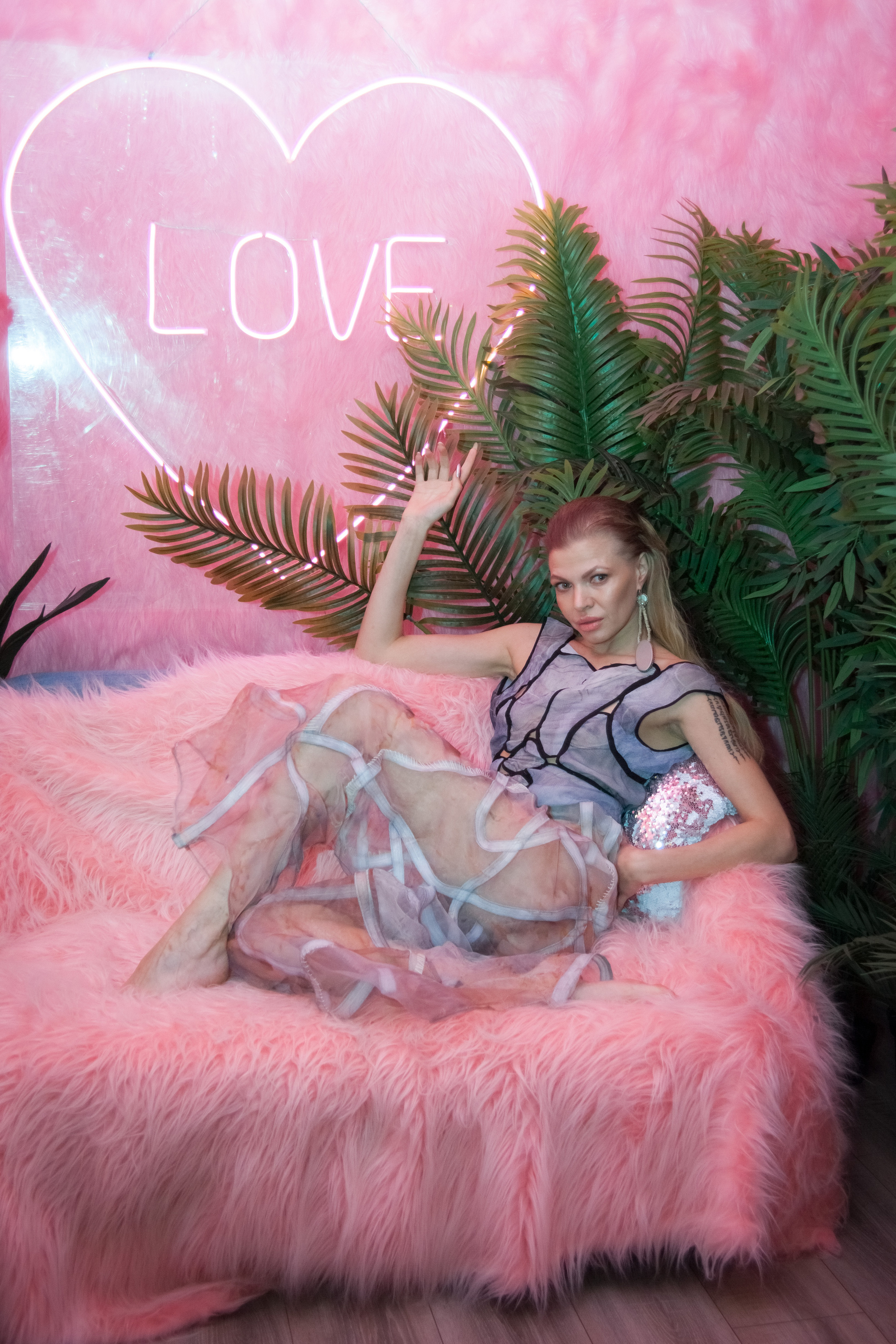 Репортаж Fashion Network Party в стиле Круэлла де Виль