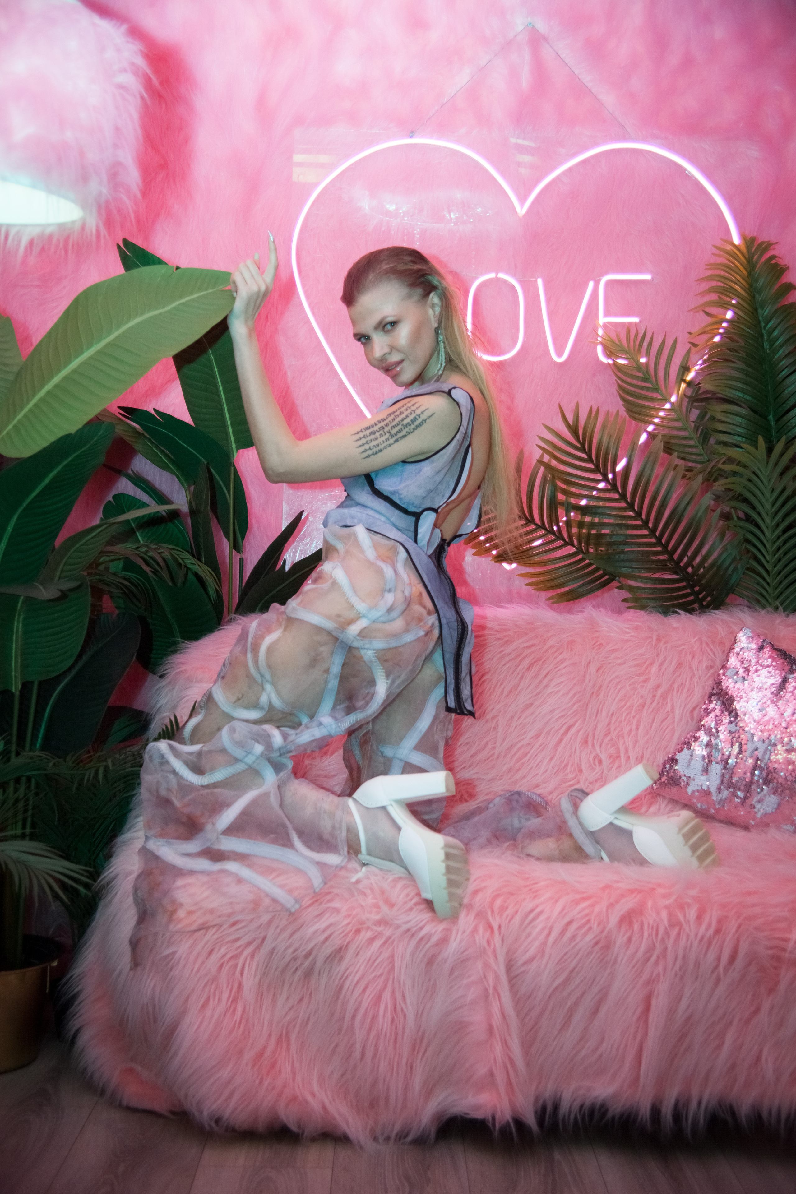 Репортаж Fashion Network Party в стиле Круэлла де Виль