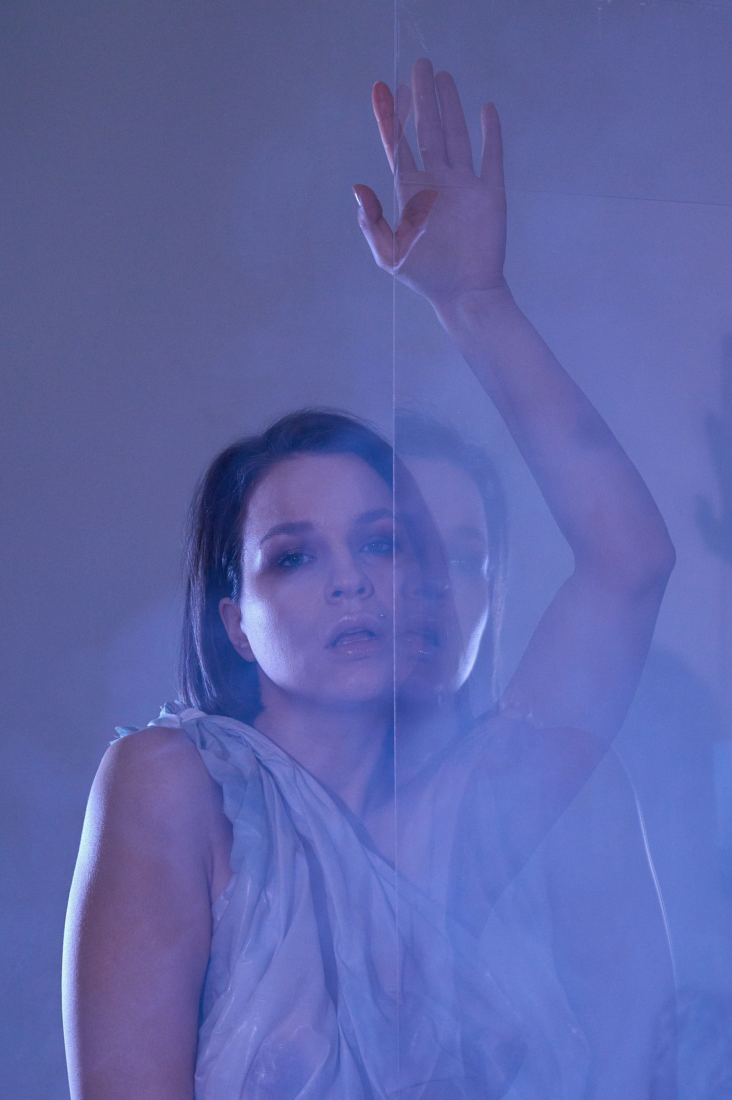 Фотосессия Ксении в декорациях «Лед» со стеклянным кубом