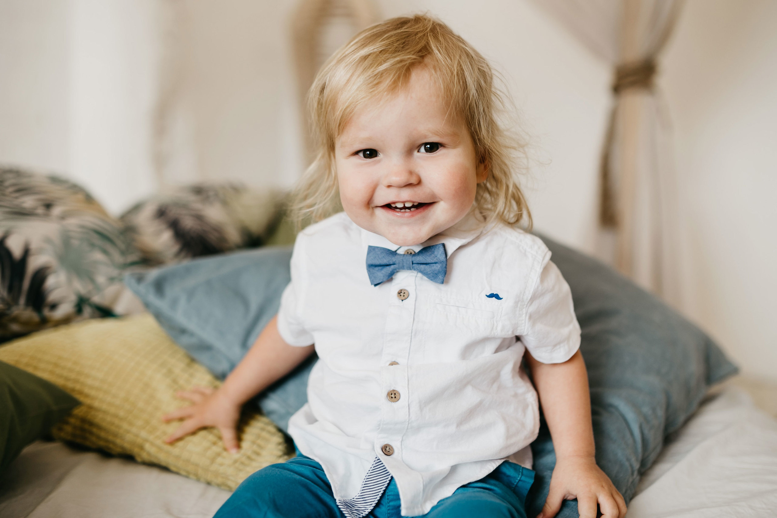 Этот мужичок бегал по студии с таким восторгом, что даже когда родители хотели взять его на руки, он показывал своё недовольство, обозначая, что не мешайте мне, у меня фотосессия!)))))