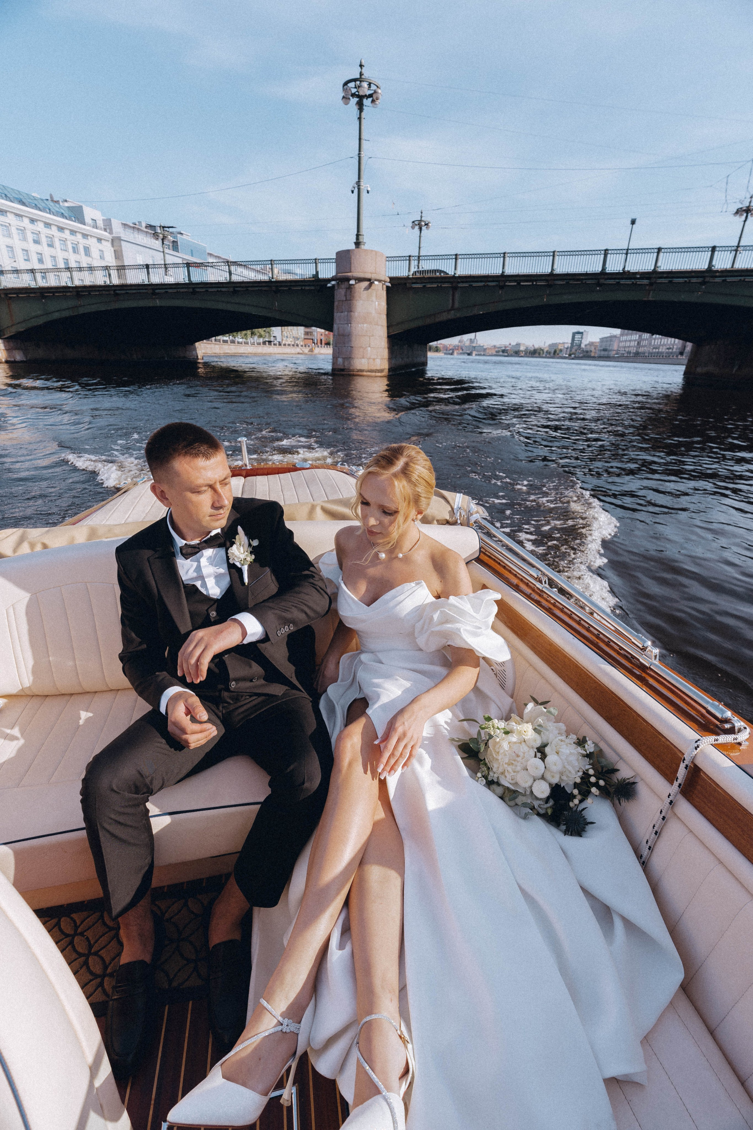 СВАДЕНБНАЯ СЬЕМКА НА КАТЕРЕ ПО КАНАЛАМ САНКТ-ПЕТЕРБУРГА И В АКВАТОРИИ НЕВЫ. Профессиональный фотограф, Санкт-Петербург — Виктория Богомолова