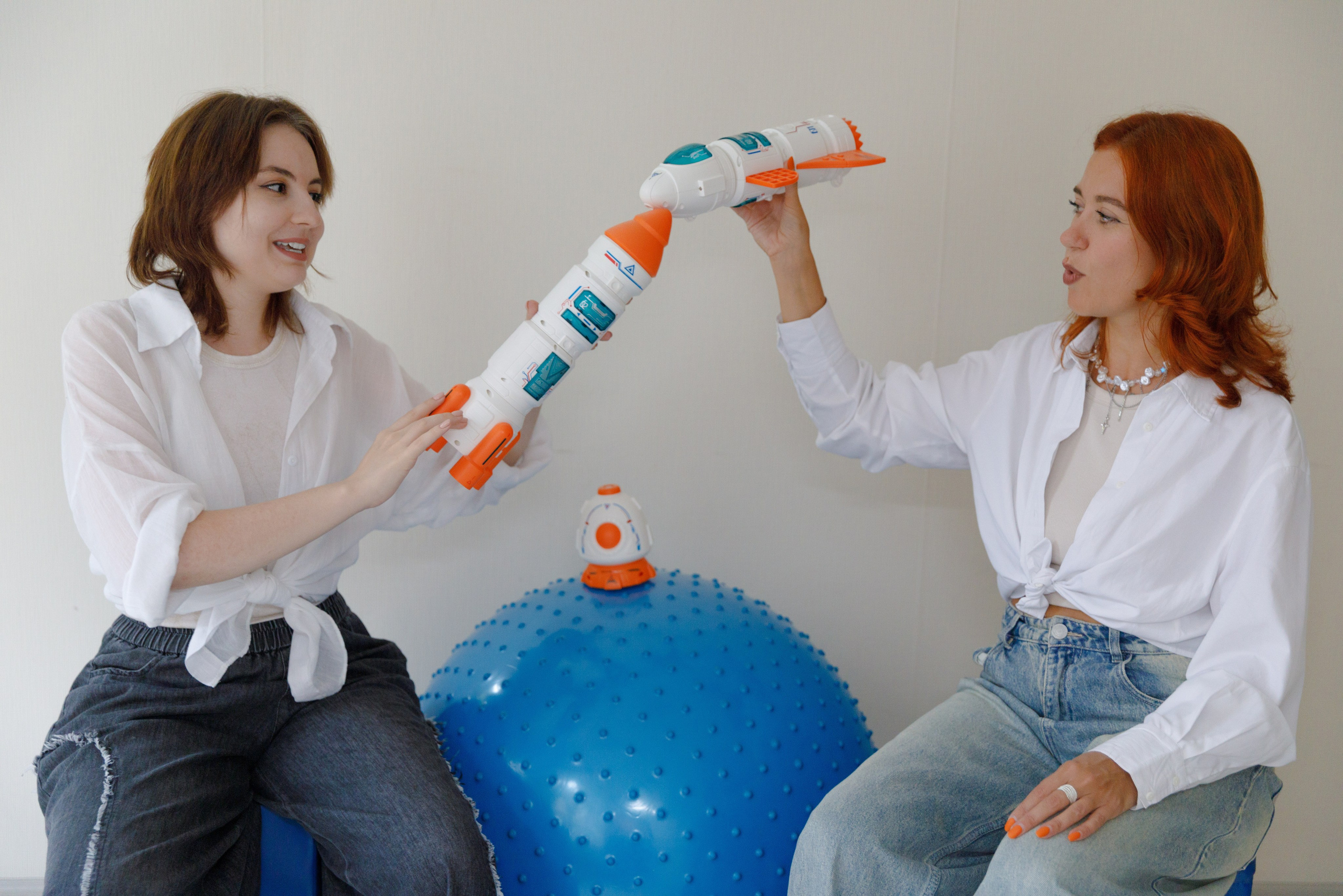 Юлианна и Анна в кабинете Dir Floor Time. Фотограф в Москве Слуцкая Наталья, репортаж, портрет, контент