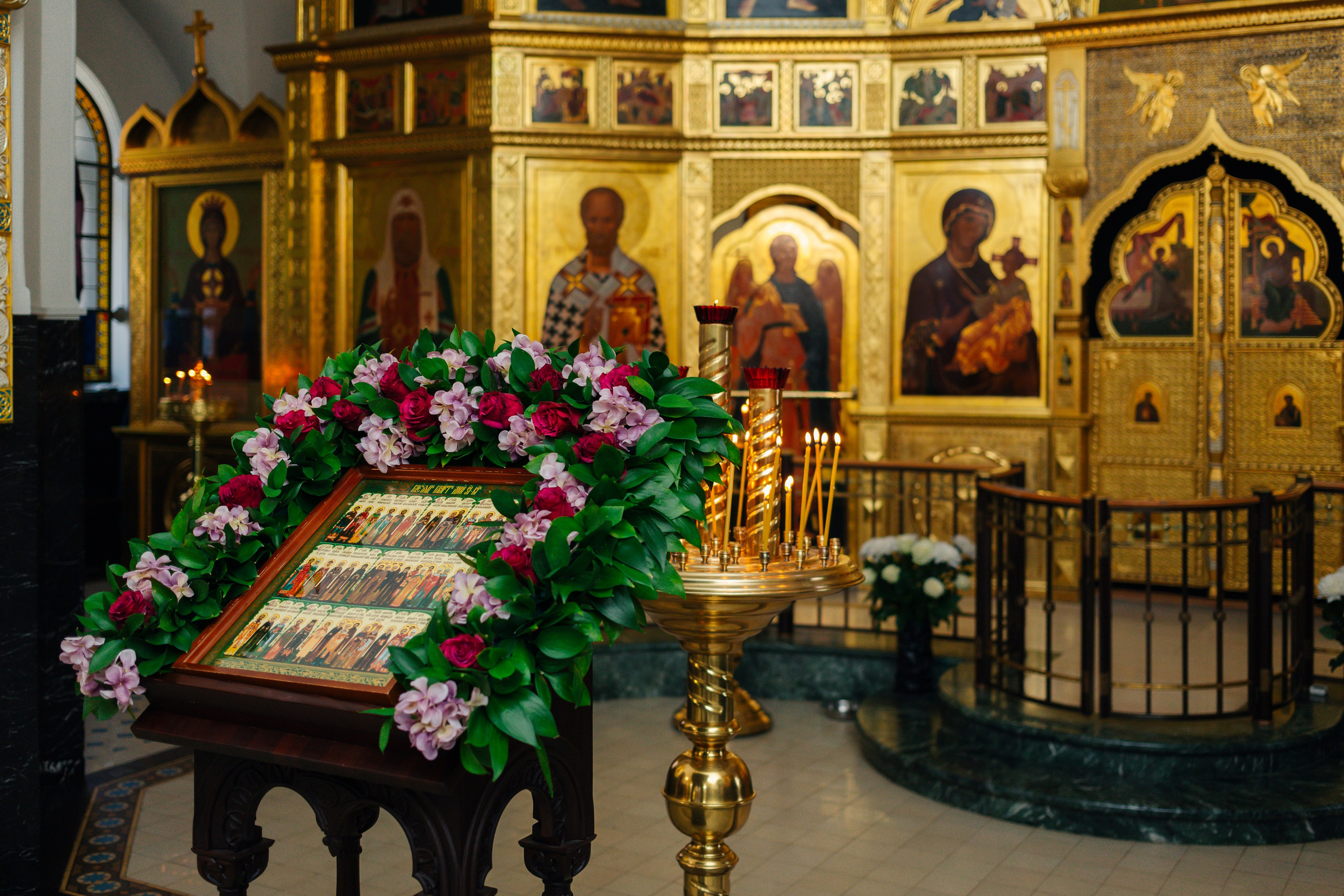  в каком храме лучше крестить ребенка — атмосфера, расположение, правила, Современная крестильная купель для полного погружения. На что обратить внимание при выборе храма, Вместительный и светлый зал храма — ключевой фактор при выборе места для крещения с большим числом гостей, купель в храме Невского района Санкт-Петербурга