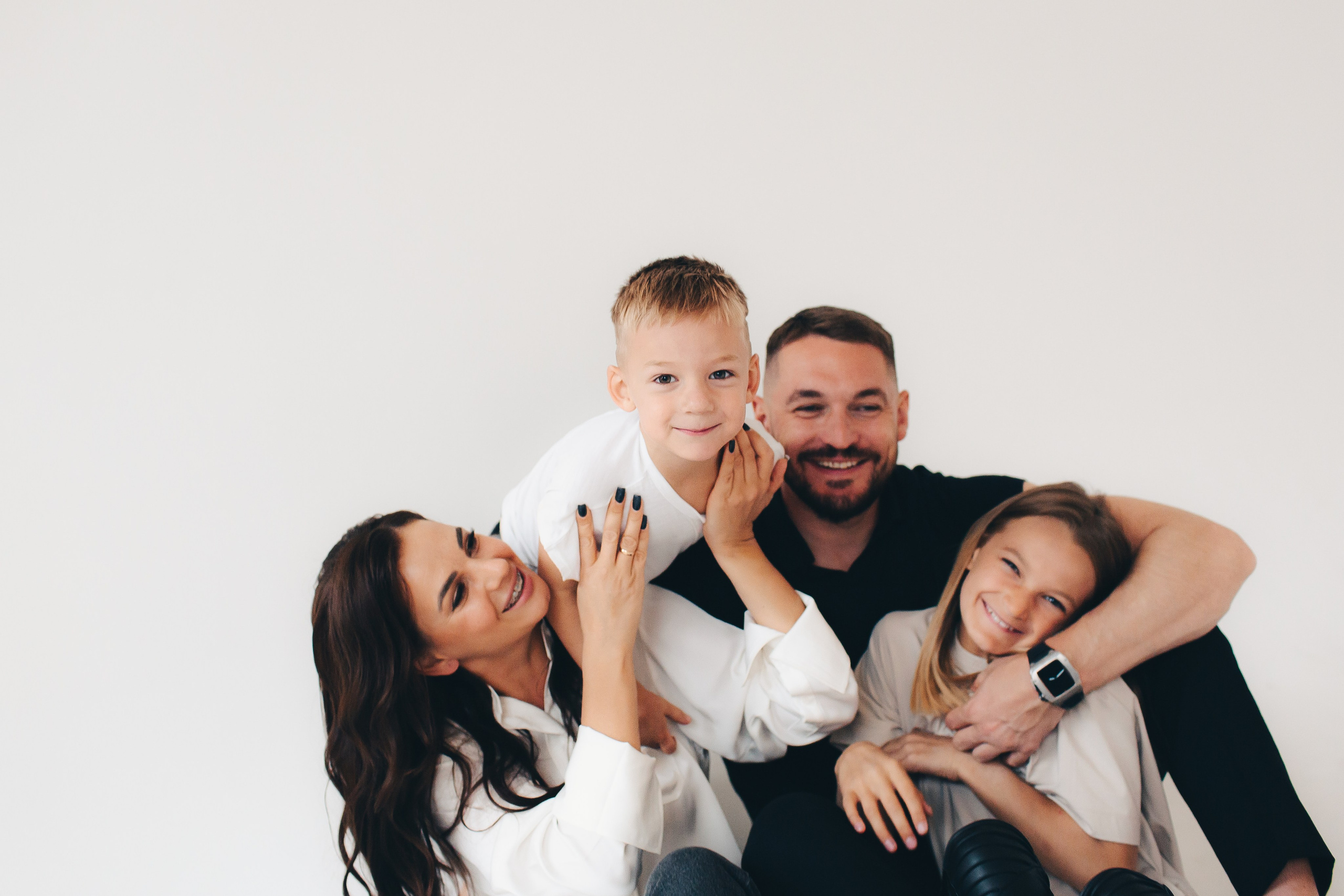 Семейная съёмка на белом фоне. Фотограф Евгения Мальцева, Архангельск