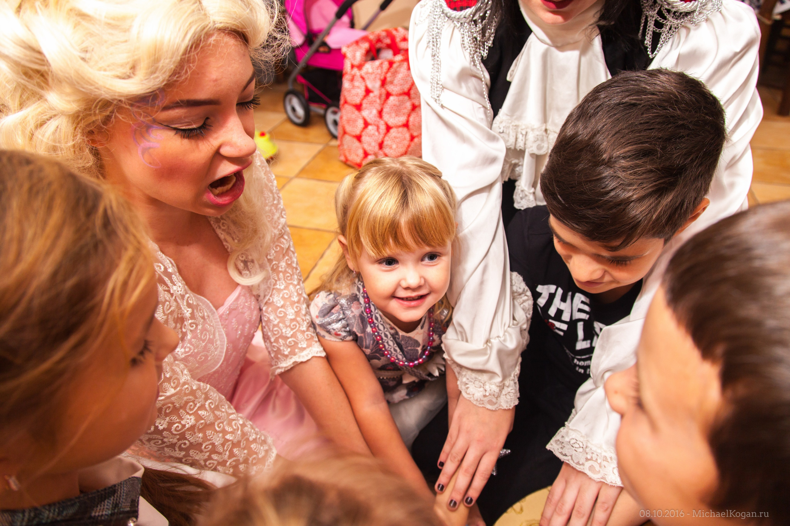 kogan.studio - дети играют с аниматорами